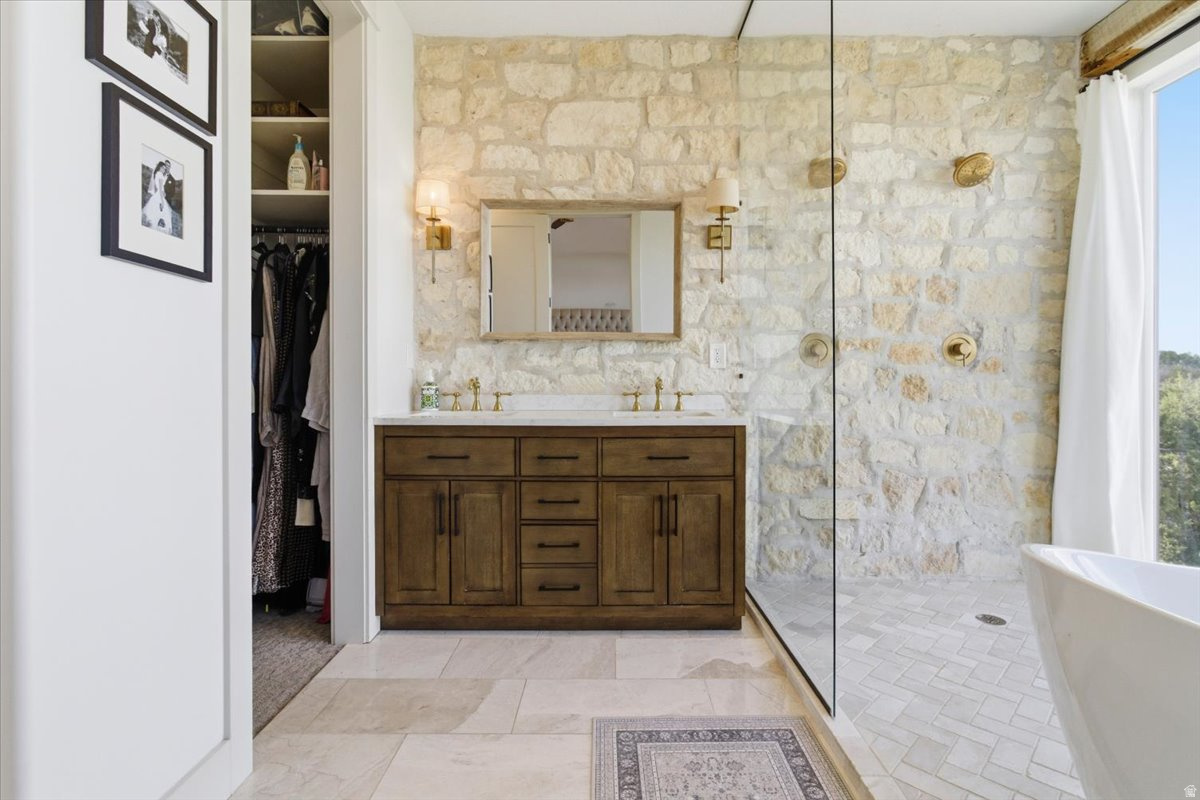 WHISPERING PINES 3 - Residential