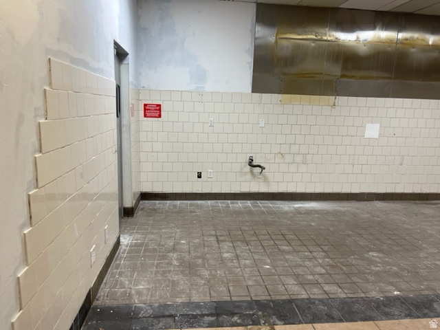 UINTAH PLAZA - Commercial Lease