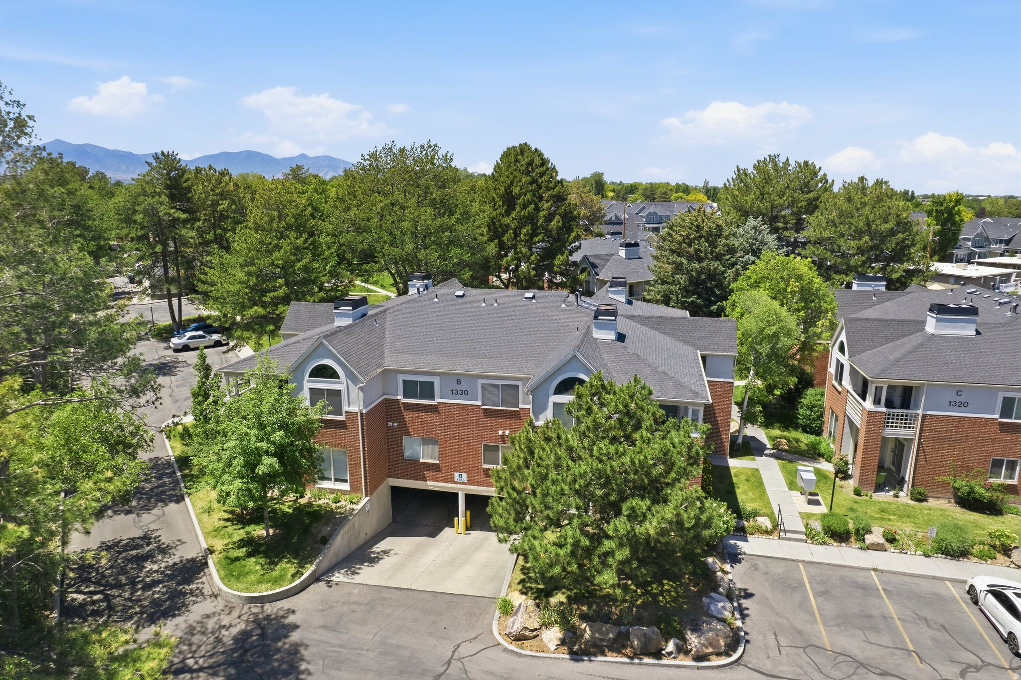 DAYBREAK HILL CONDMN - Residential