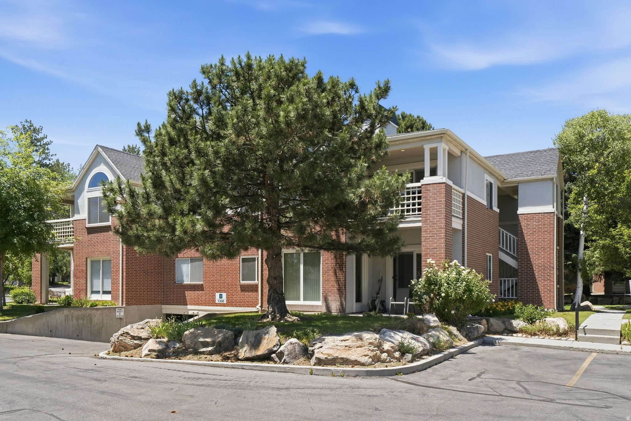 DAYBREAK HILL CONDMN - Residential