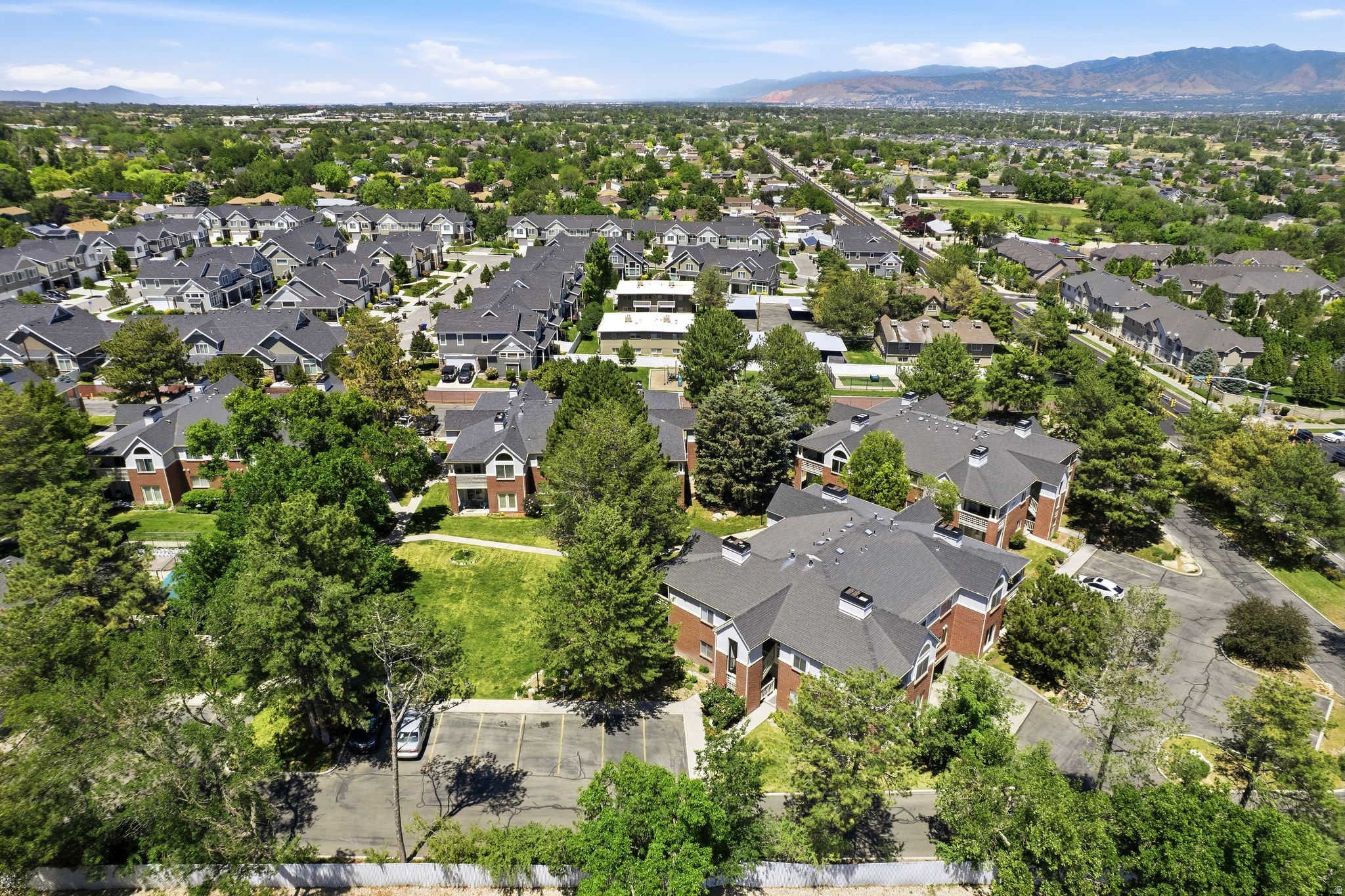 DAYBREAK HILL CONDMN - Residential