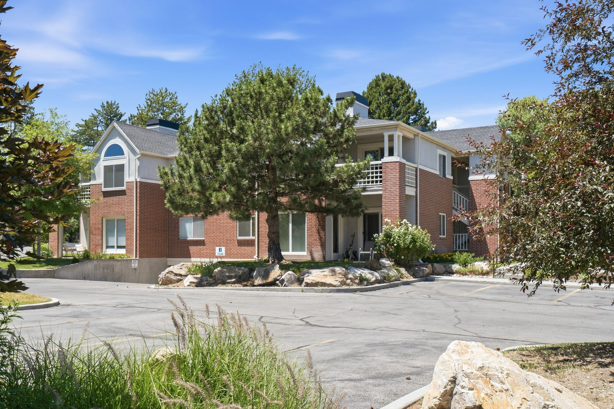 DAYBREAK HILL CONDMN - Residential