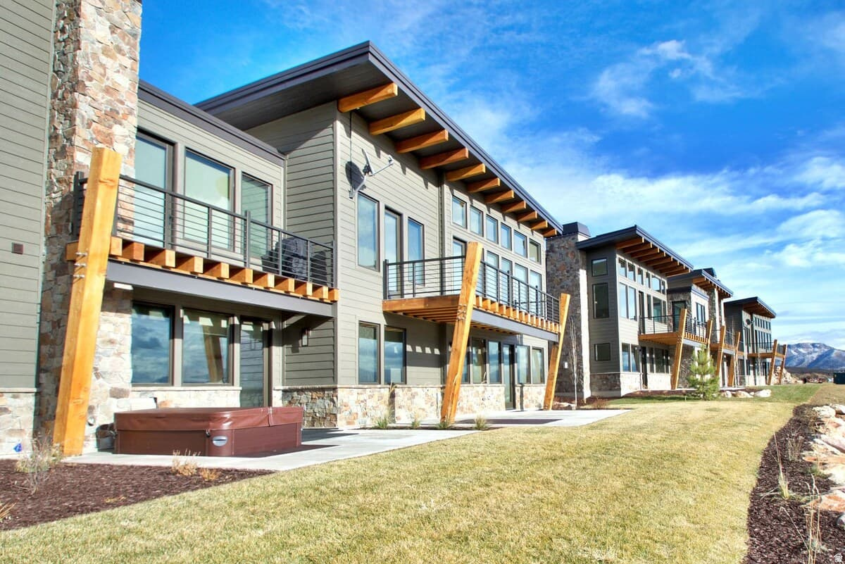 THE RIDGE TOWNHOMES - Residential