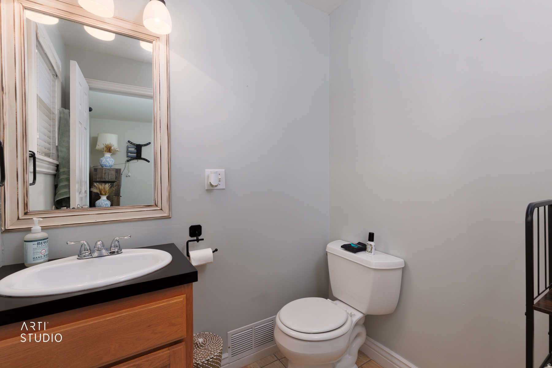 Main image without alt text