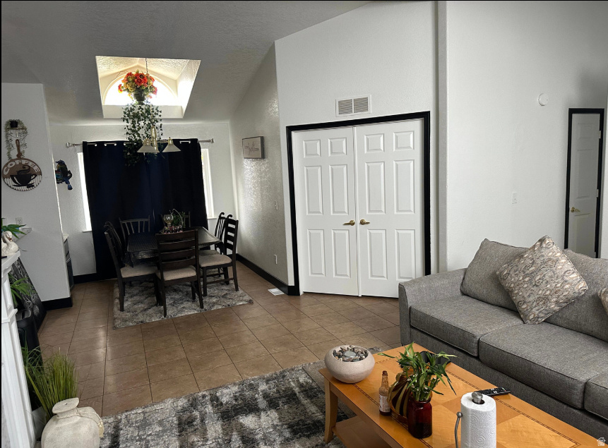 ROLLING HILLS ESTATE - Residential