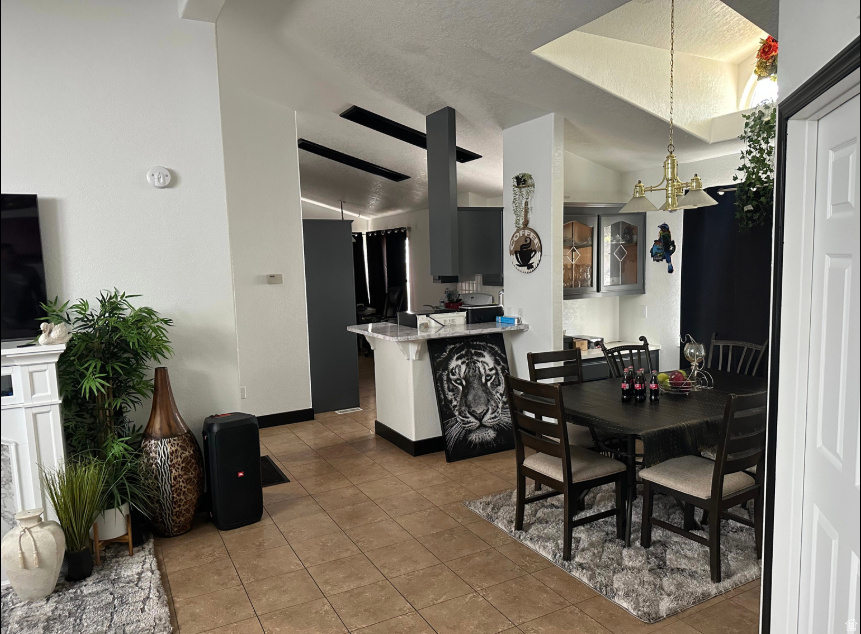 ROLLING HILLS ESTATE - Residential