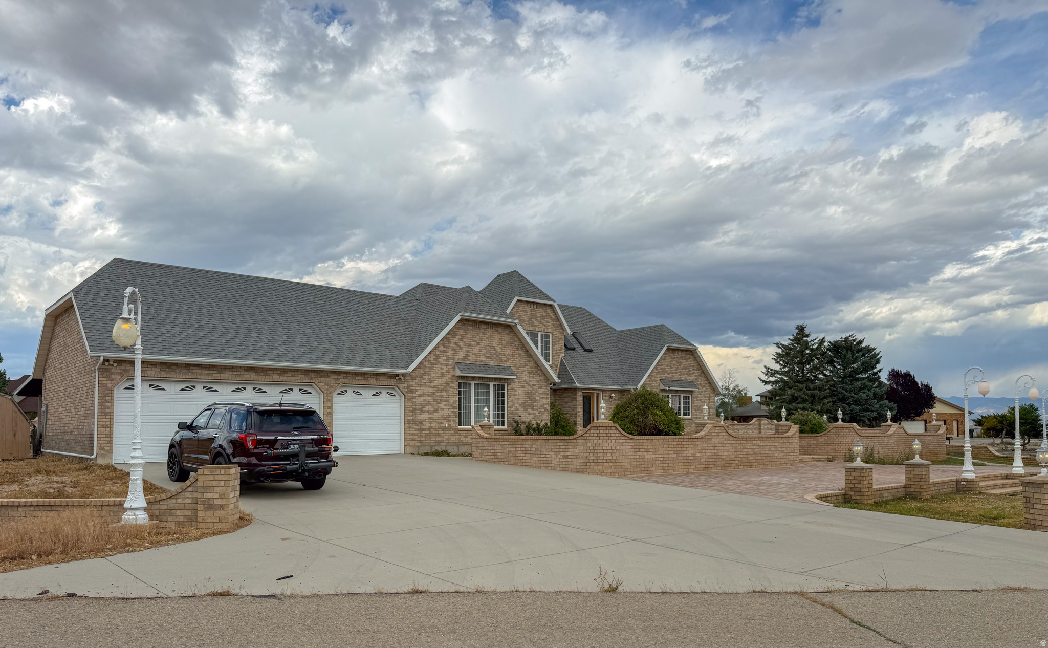 HILLCREST - Residential