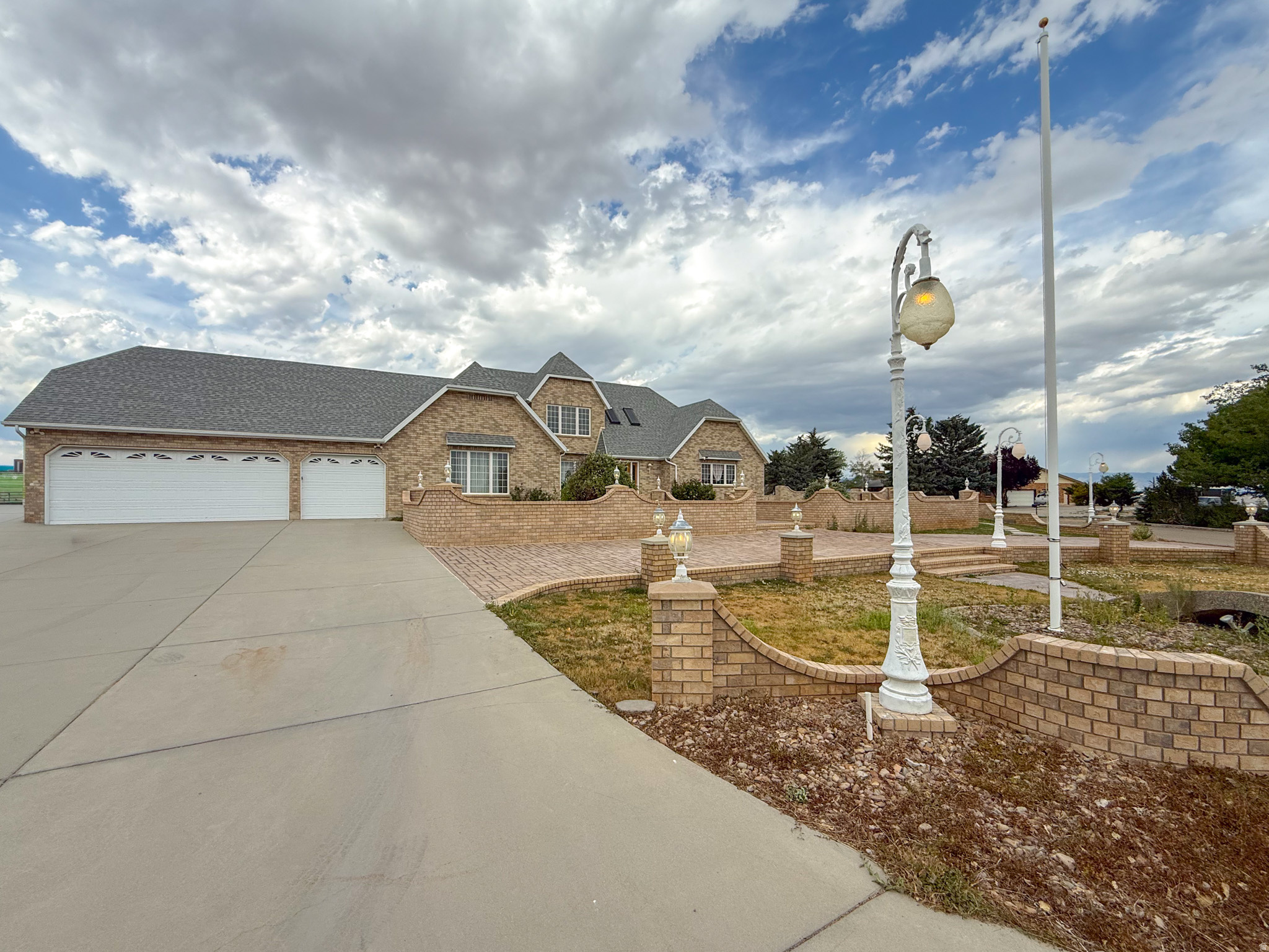 HILLCREST - Residential
