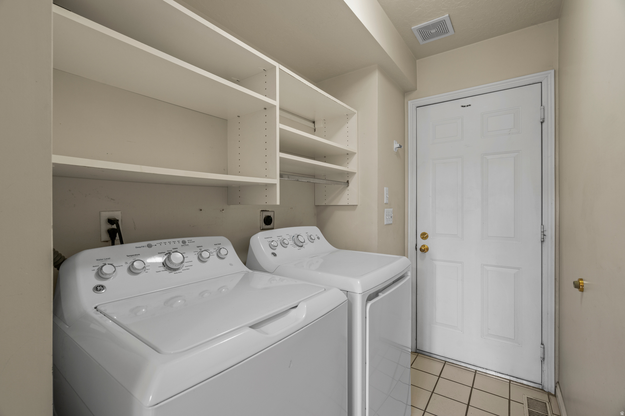 COUNTRY COTTAGES - Residential