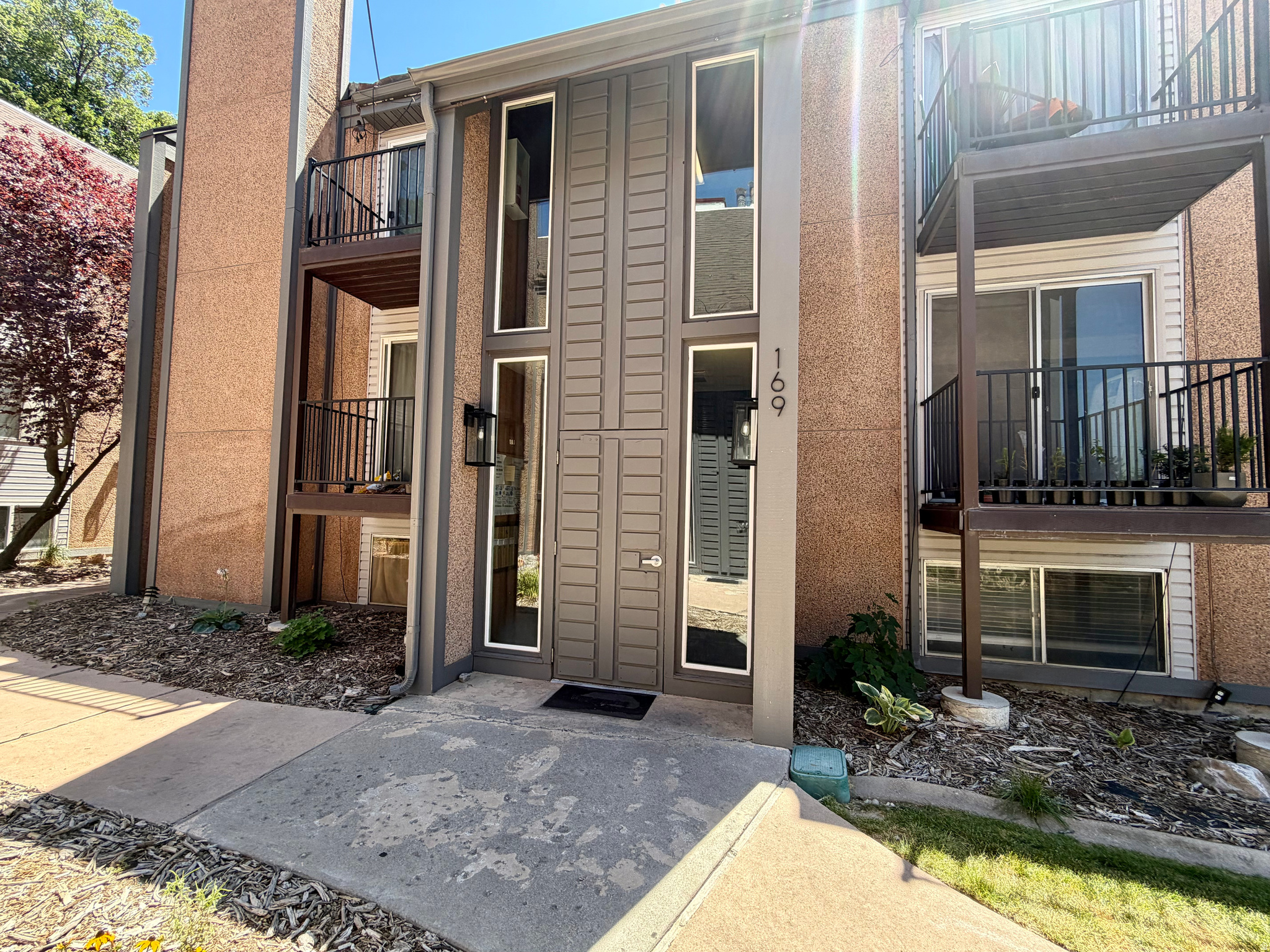 Conveniently located in Logan cozy condo turn-key ready! Buyer s to Verify HOA, Furniture NOT Included (for staging purposes only).  Two bedroom Condo in Logan City Center location, MOVE IN READY!