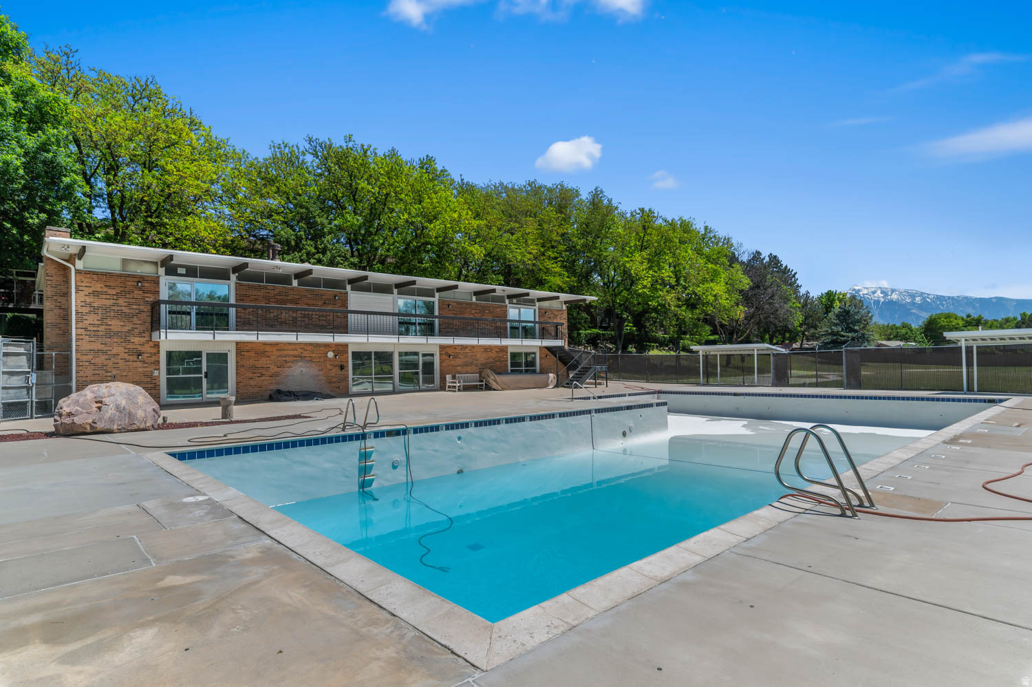 THREE FOUNTAINS MANOR - Residential