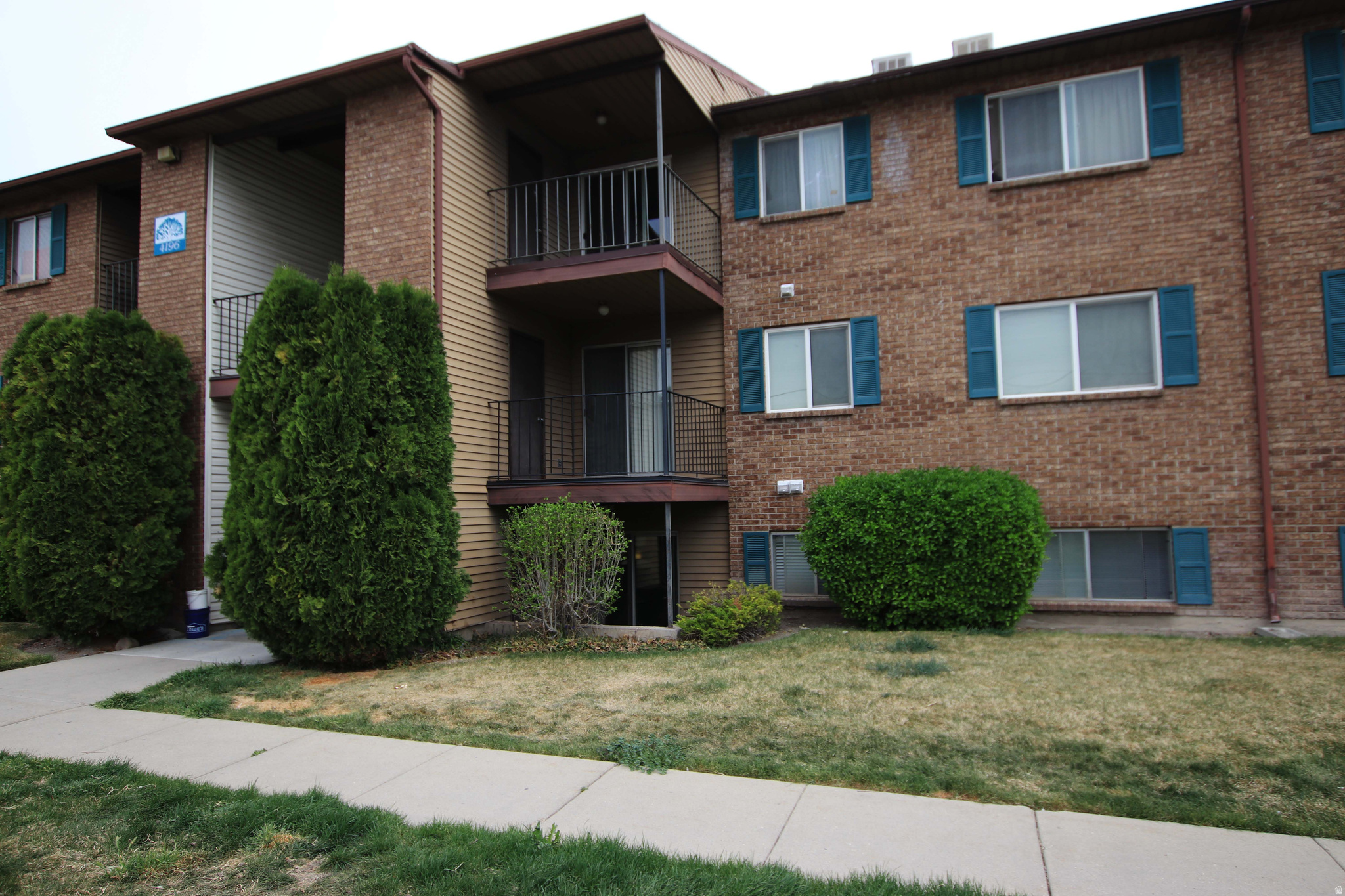 One of the best units in the community! This home has been meticulously maintained and updated. Two large bedrooms and a beautiful custom closet kit in the primary bedroom. Jack and Jill style bathroom makes primary feel like it has an ensuite. HOA pays cable, internet, water, sewer and garbage.