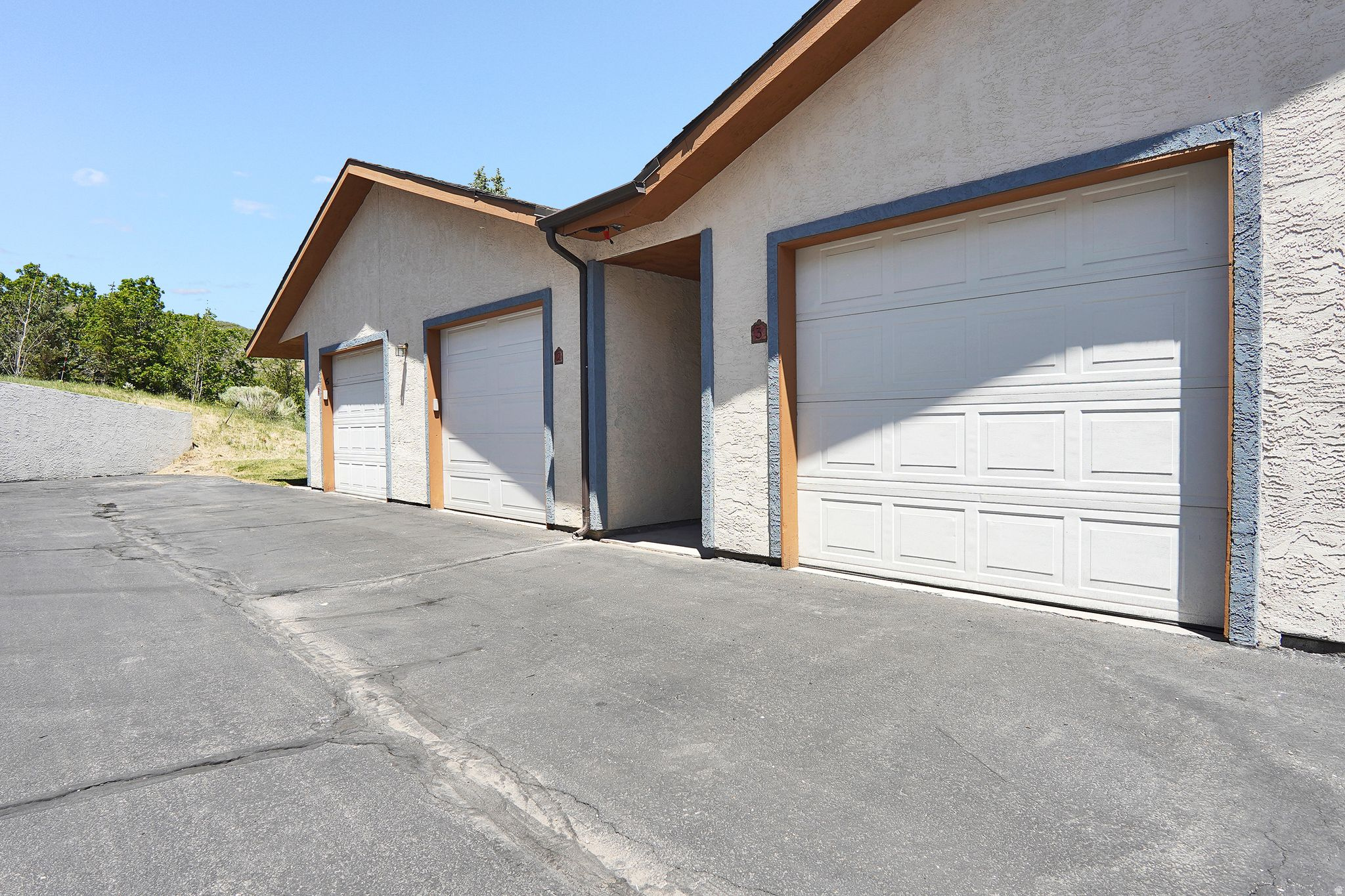 SWISS OAKS - Residential
