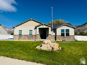 THOROUGHBRED CROSSING - Residential