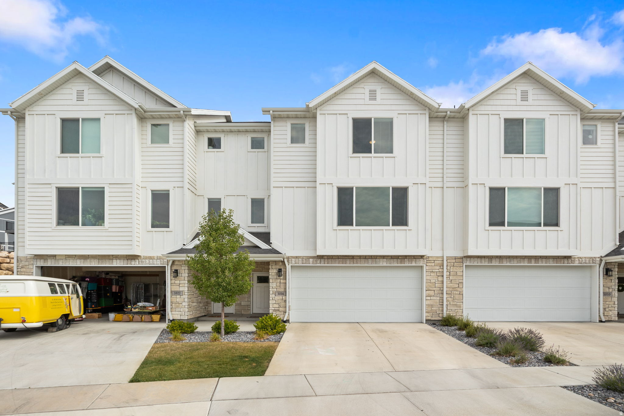 Beautiful townhome in desirable Traverse Mountain community! You can not beat this location, just five minutes from the freeway, shopping, schools and everything else you need! Enjoy sweeping views of Utah Valley out of your living room window! This townhome is filled with luxury finishes that you will love and has been VERY well taken care of. Kitchen has upgraded stone countertops and gas range, and Master bedroom has not one but TWO walk in closets, plus glass shower and soaking tub. Between the location, layout and Traverse Mountain amenities, this townhouse is a rare find!
