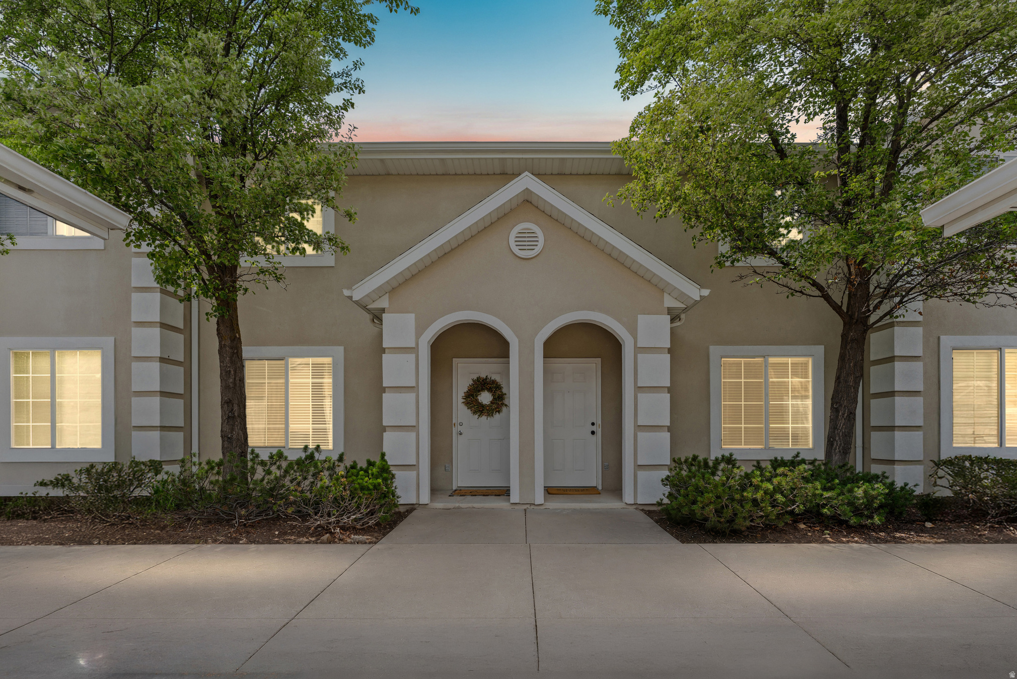 Beautifully maintained townhome in South Ogden. Good-sized living spaces and a one-car garage. Close to shopping and everyday conveniences. Come take a look!