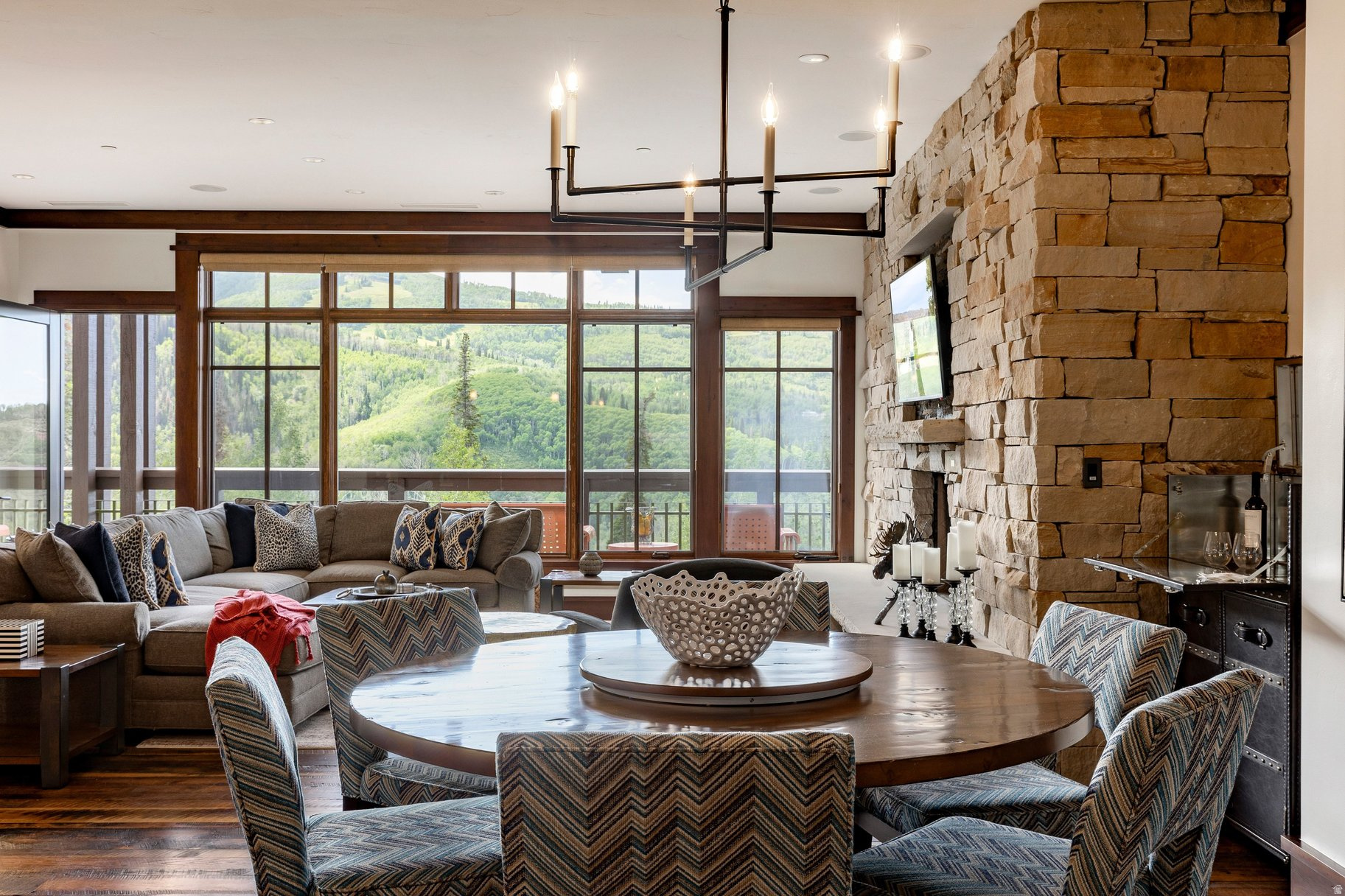 ARROWLEAF LODGE CONDOMINIUM - Residential