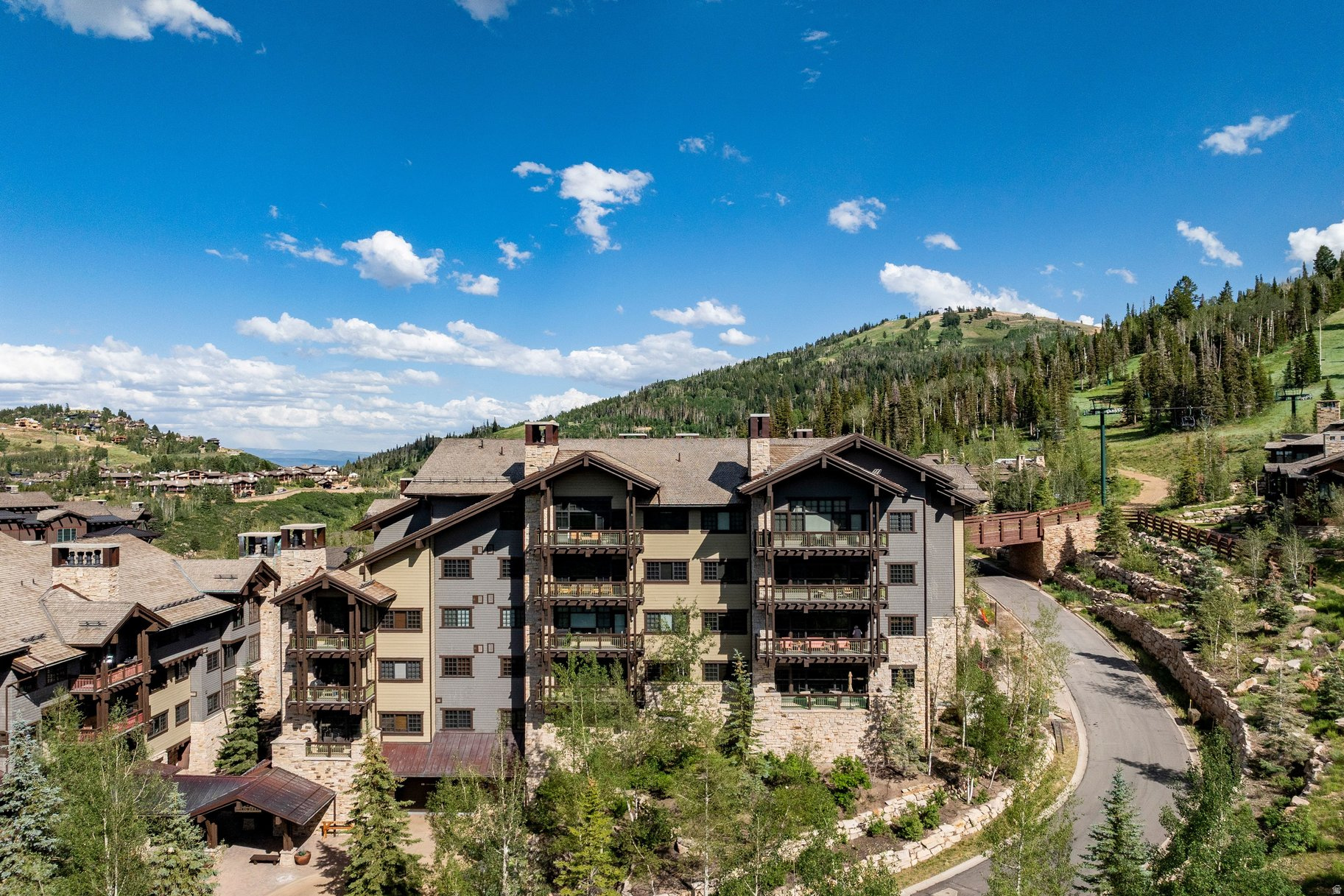 ARROWLEAF LODGE CONDOMINIUM - Residential