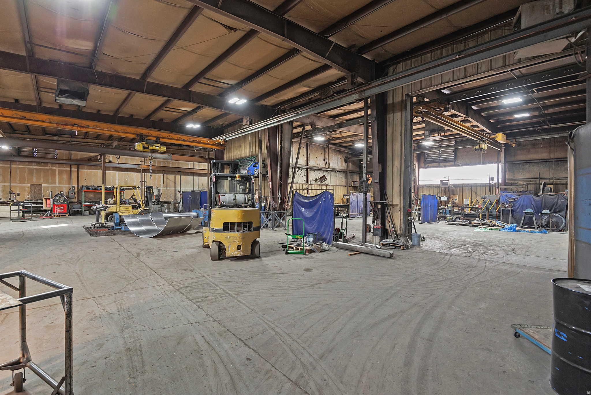 RADIUS CURVE - Commercial Sale