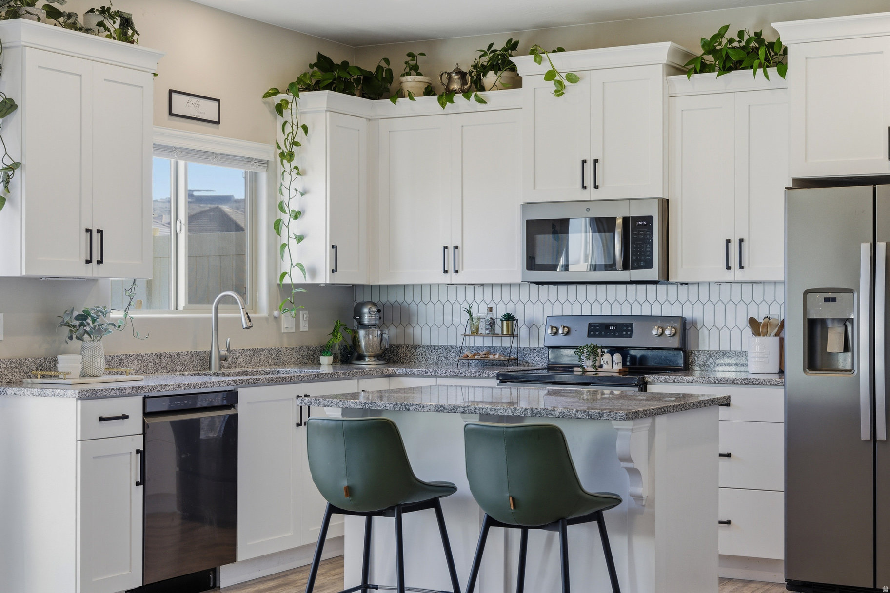 Super cute townhome in great location. Nice amenities. Perfect for first-time home buyer, vacation home or rental. End unit provides extra light and privacy.