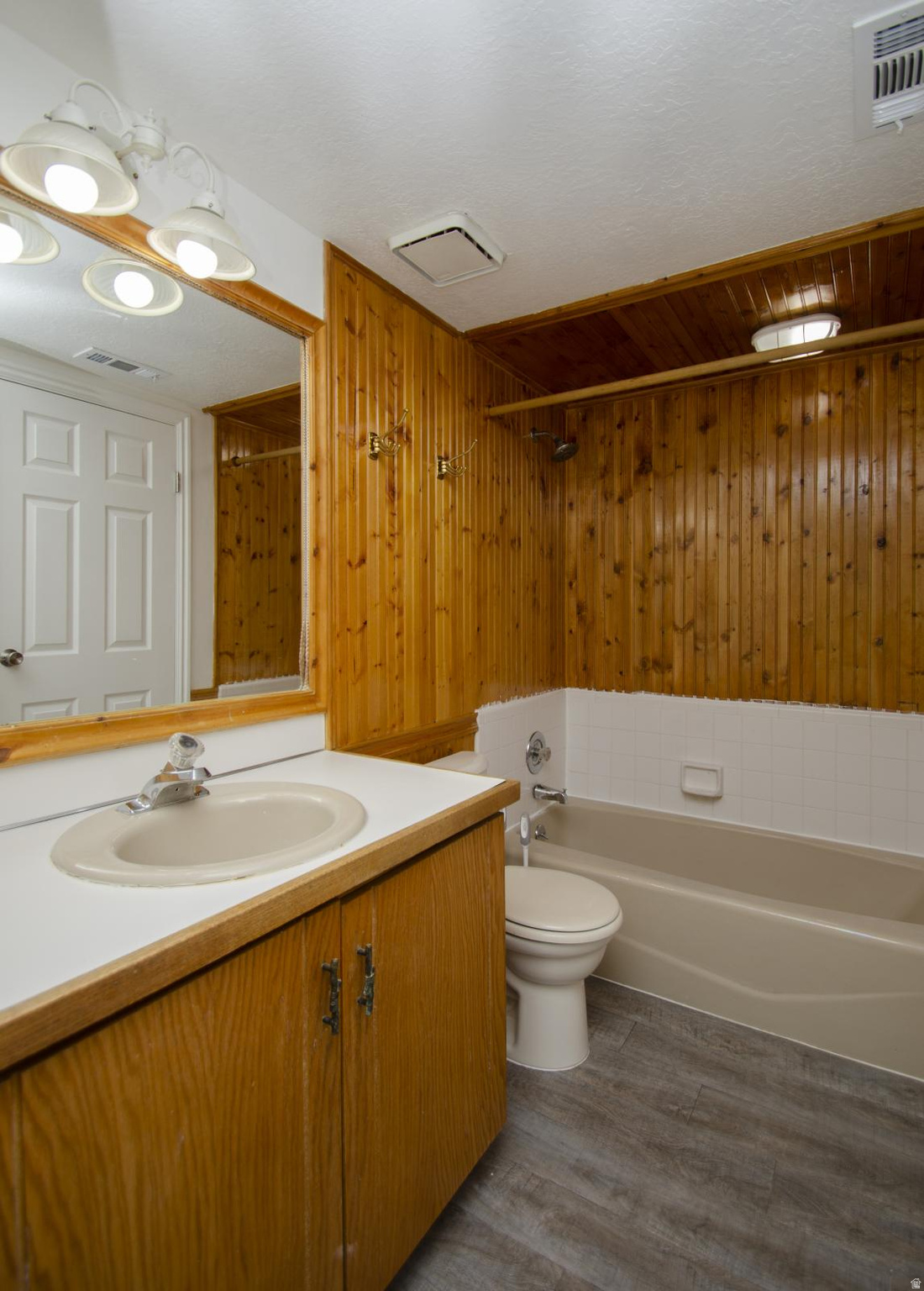 SECRET COVE CONDOMIN - Residential Lease