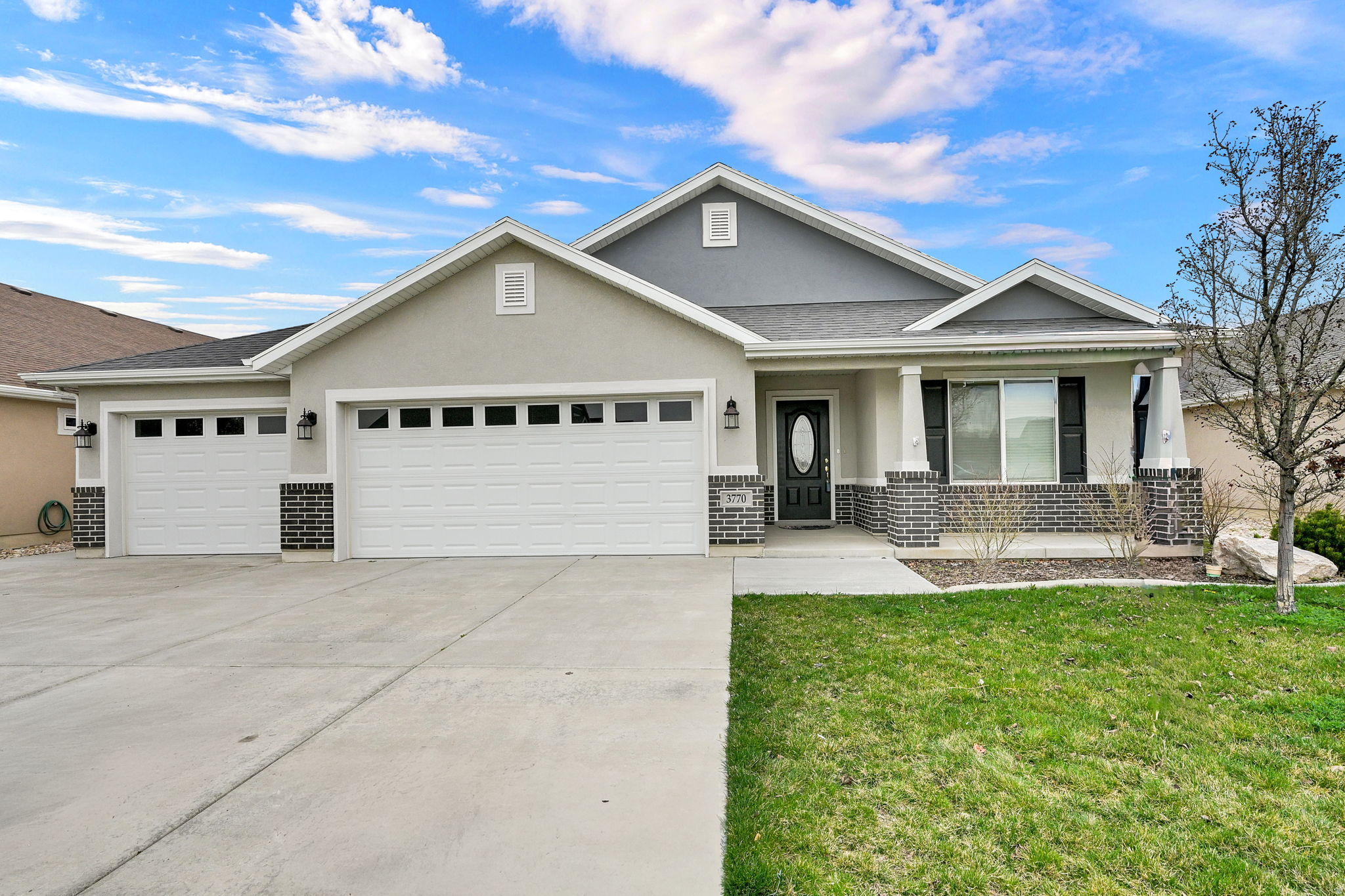 One owner, well cared for patio home.  Large kitchen, great room with fireplace, and vaulted ceiling.  Master bath with walk-in jacuzzi tub, separate shower, double vanity with 2 sinks, and walk-in closet.  Nice covered patio and vinyl fencing.