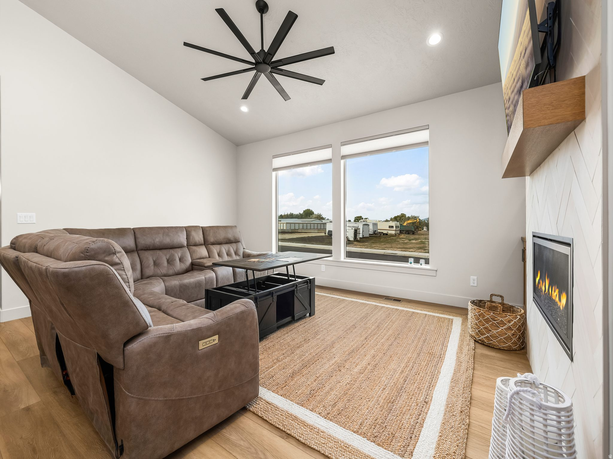 MOUNT LOAFER FLATS - Residential
