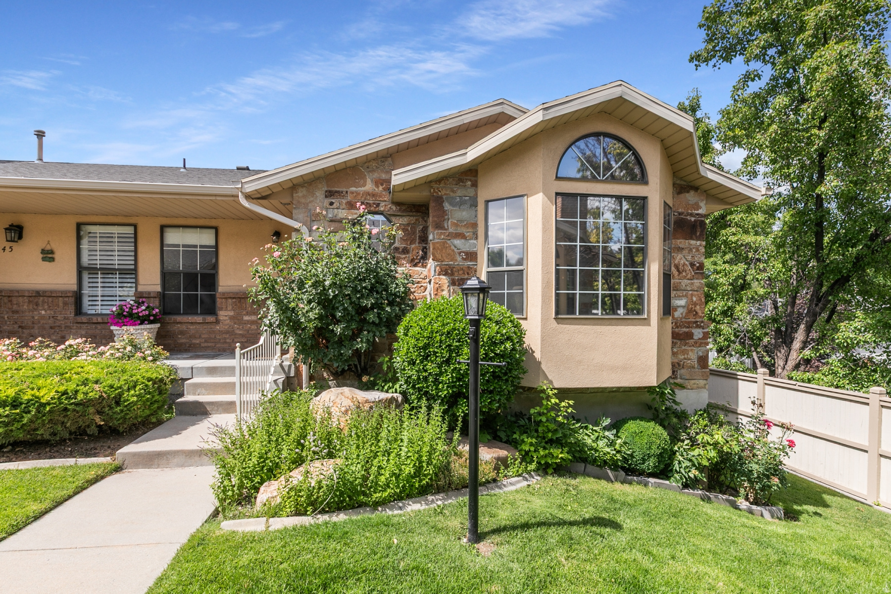 Original owner first time on the market and what I would call is the best location end unit located at the north east end of the development with beautiful mountain views, Move in condition, the garage is extra wide and deep which is unusual in condo's. great location for shopping the Holladay recreation center etc, etc. don't miss this opportunity