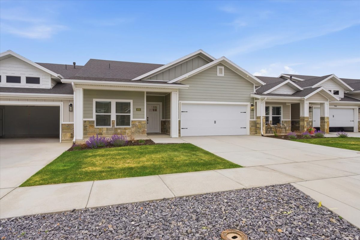 Square footage figures are provided as a courtesy estimate only and were obtained from plans.  Buyer is advised to obtain an independent measurement.