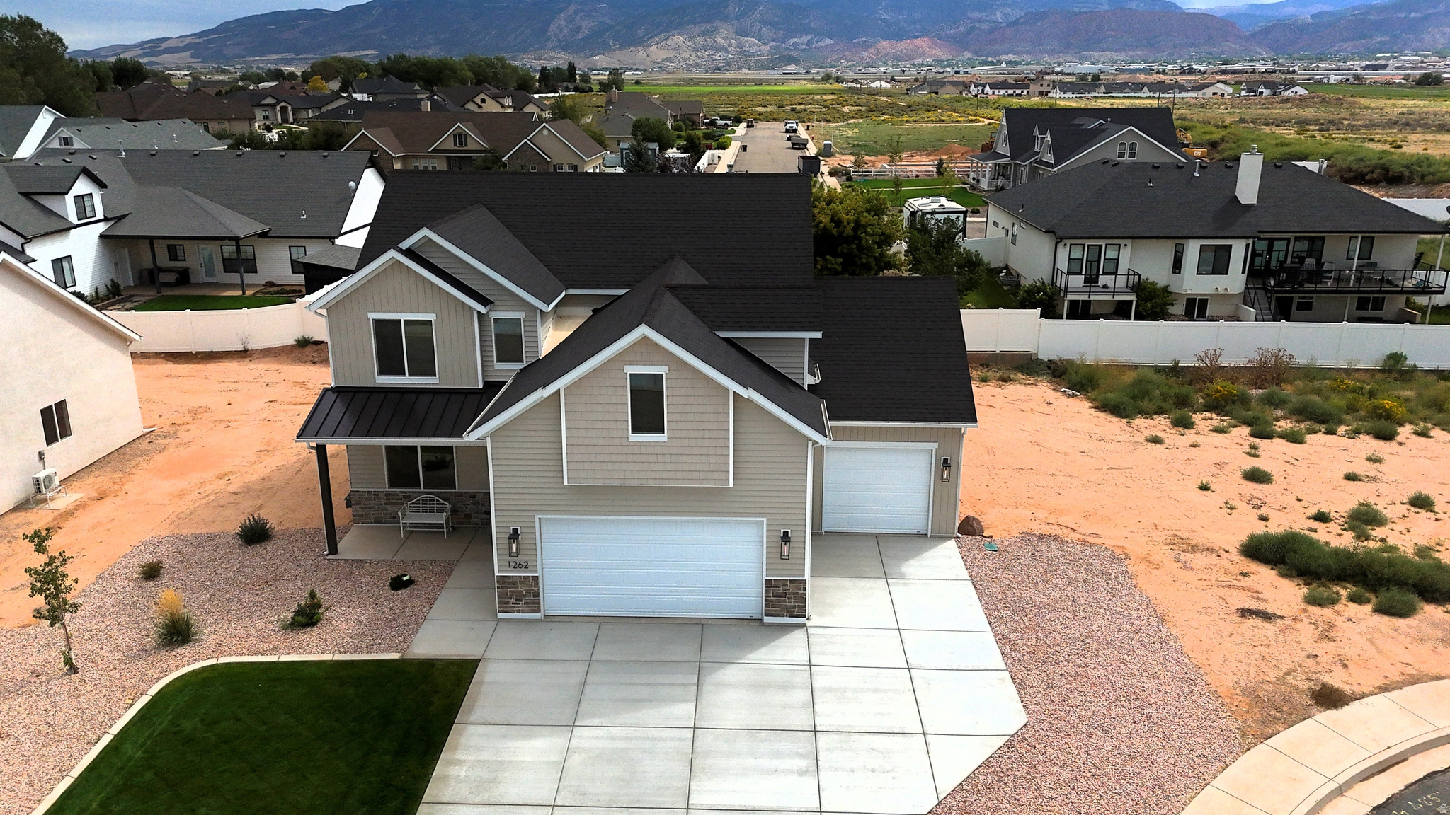 EQUESTRIAN POINTE - Residential