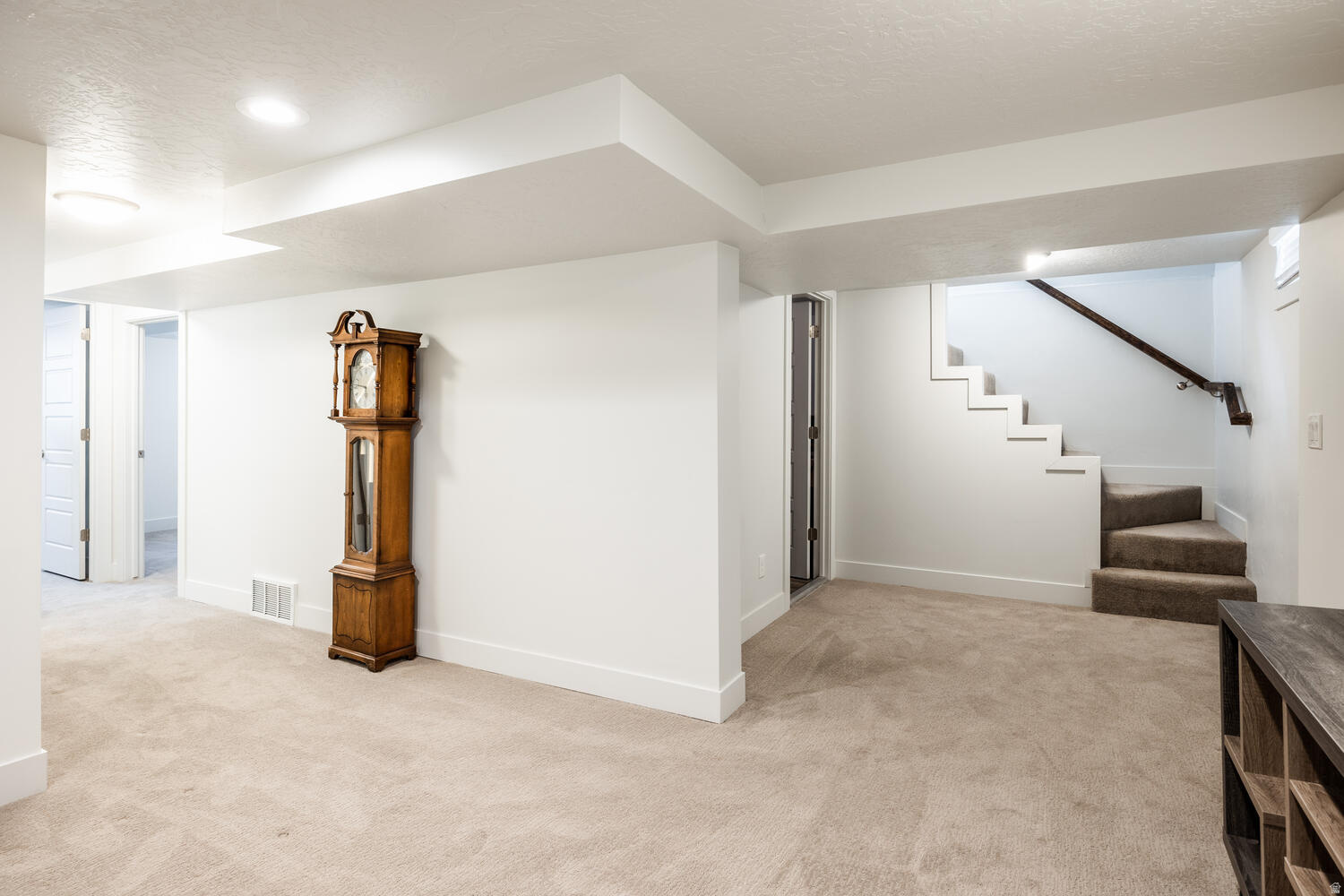BEVERLY HEIGHTS - Residential Lease