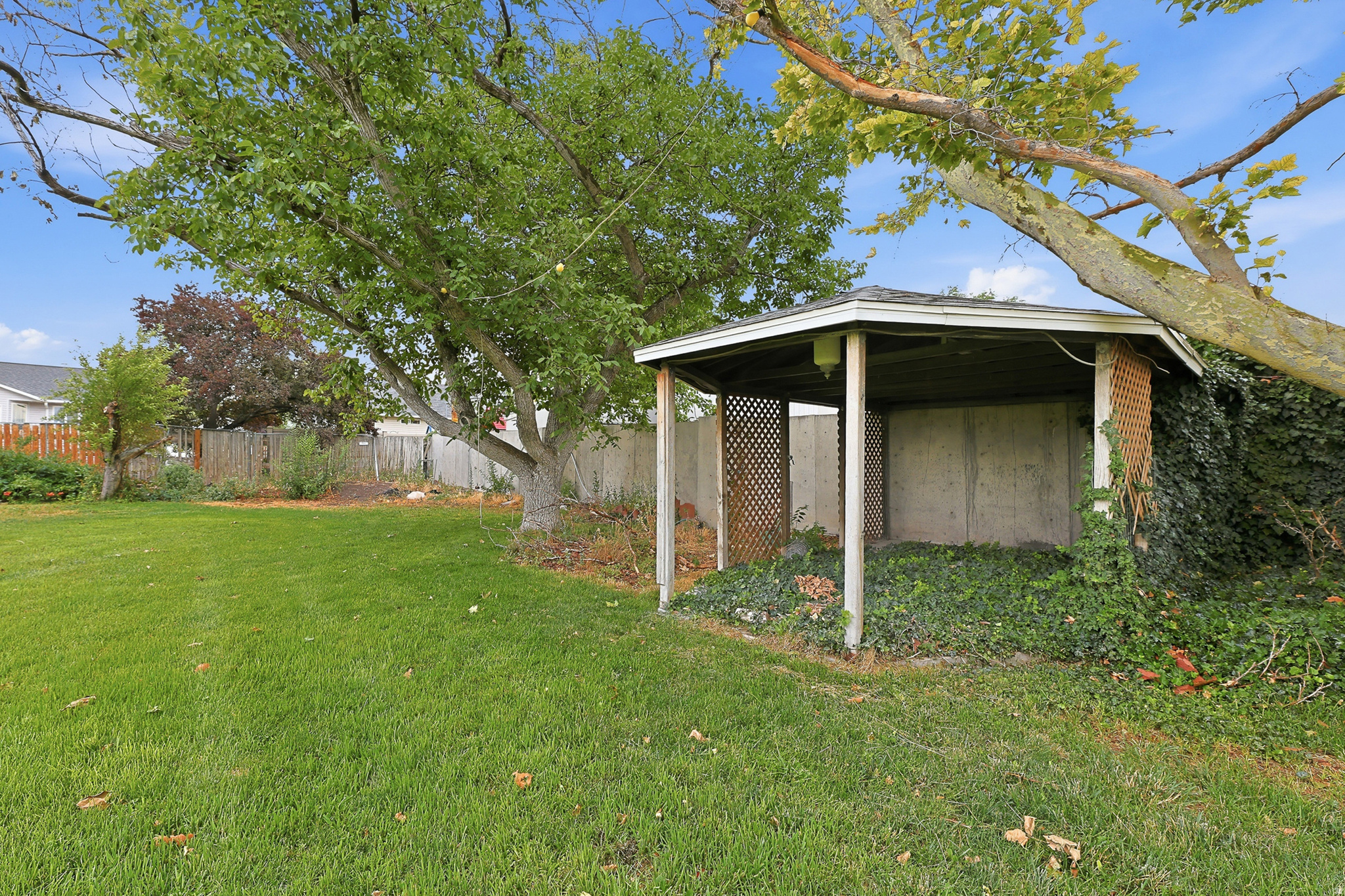 TRESTLE COURT - Residential