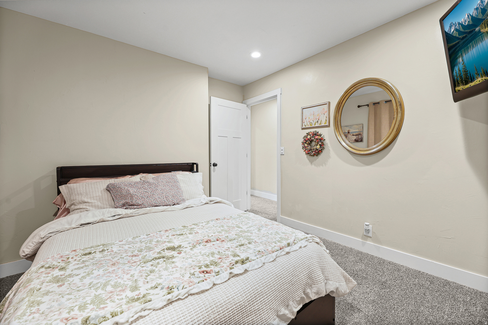 TRESTLE COURT - Residential