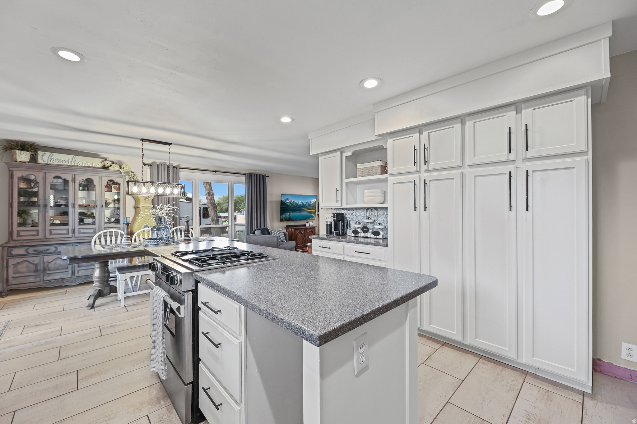 TRESTLE COURT - Residential