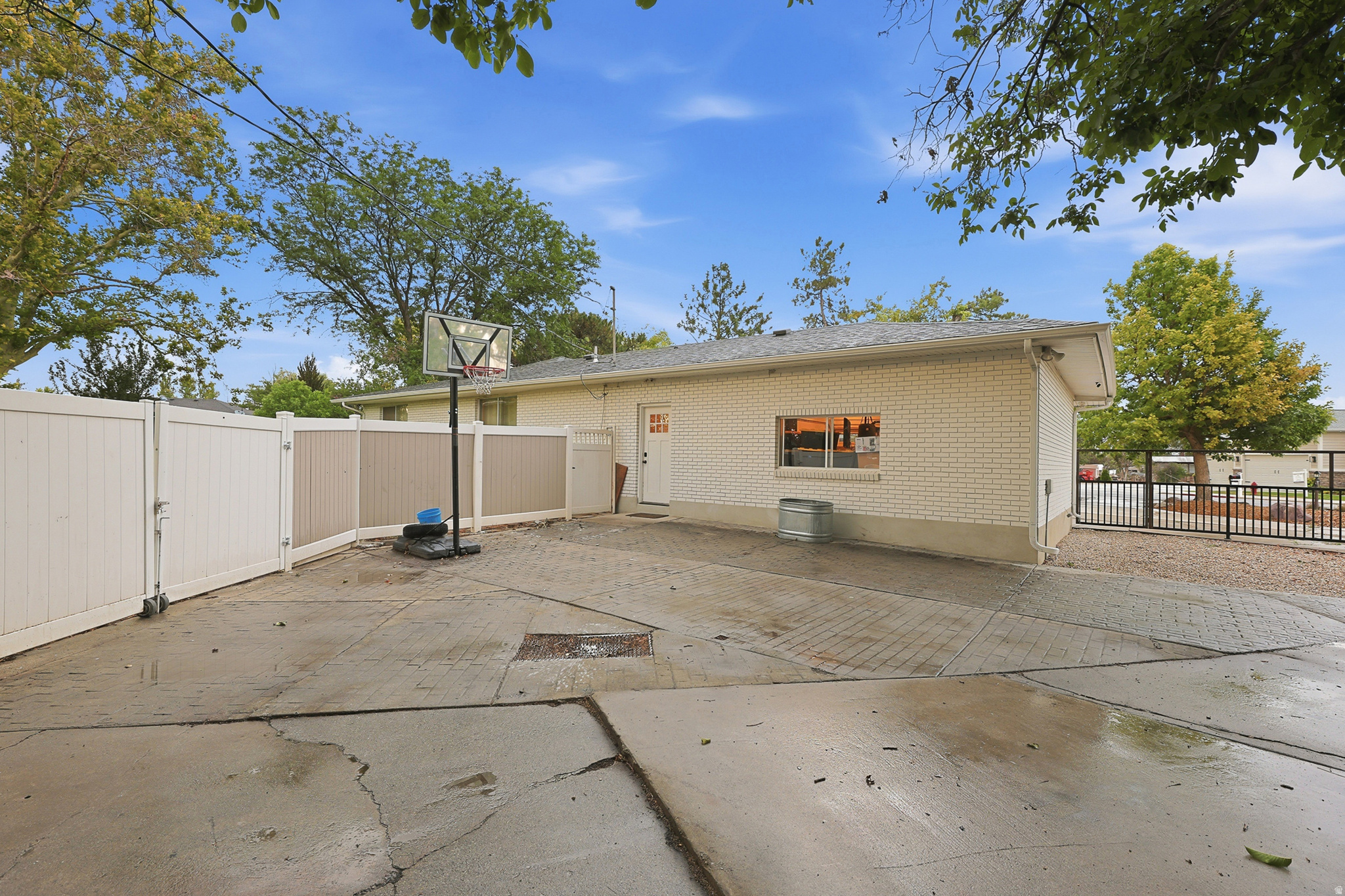 TRESTLE COURT - Residential