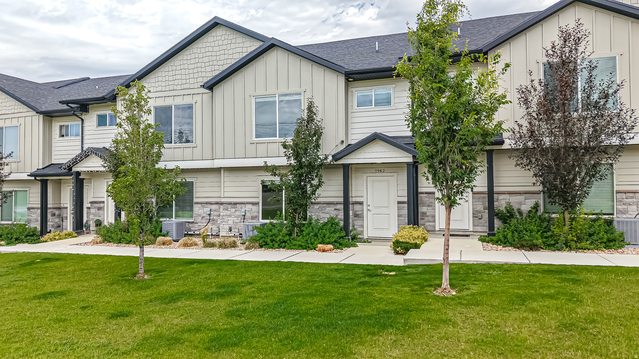 *Be sure to click the tour button for the 3D virtual tour* MUST SEE IMMACULATE, LIKE NEW TOWNHOME! This beautiful townhome has so many upgrades including high end carpet, laminate flooring throughout the main, white cabinets, and quartz countertops. In the primary suite, you'll find a separate tub and large shower as well as double sinks! The kitchen is perfect for the aspiring chef where you'll find a gas stove and extra counter space-and the new refrigerator stays. The generous laundry room is conveniently located upstairs and the newer washer and dryer are included! There is even room for a desk area in the loft! This home has been freshly painted and perfectly cleaned to please any critic! It's also just minutes from all the shopping and restaurants Spanish Fork has to offer- plus quick access to the freeway! This home is the epitome of convenience and style with hard to find extra parking in the driveway of the two car garage. Come check out this incredible home today!