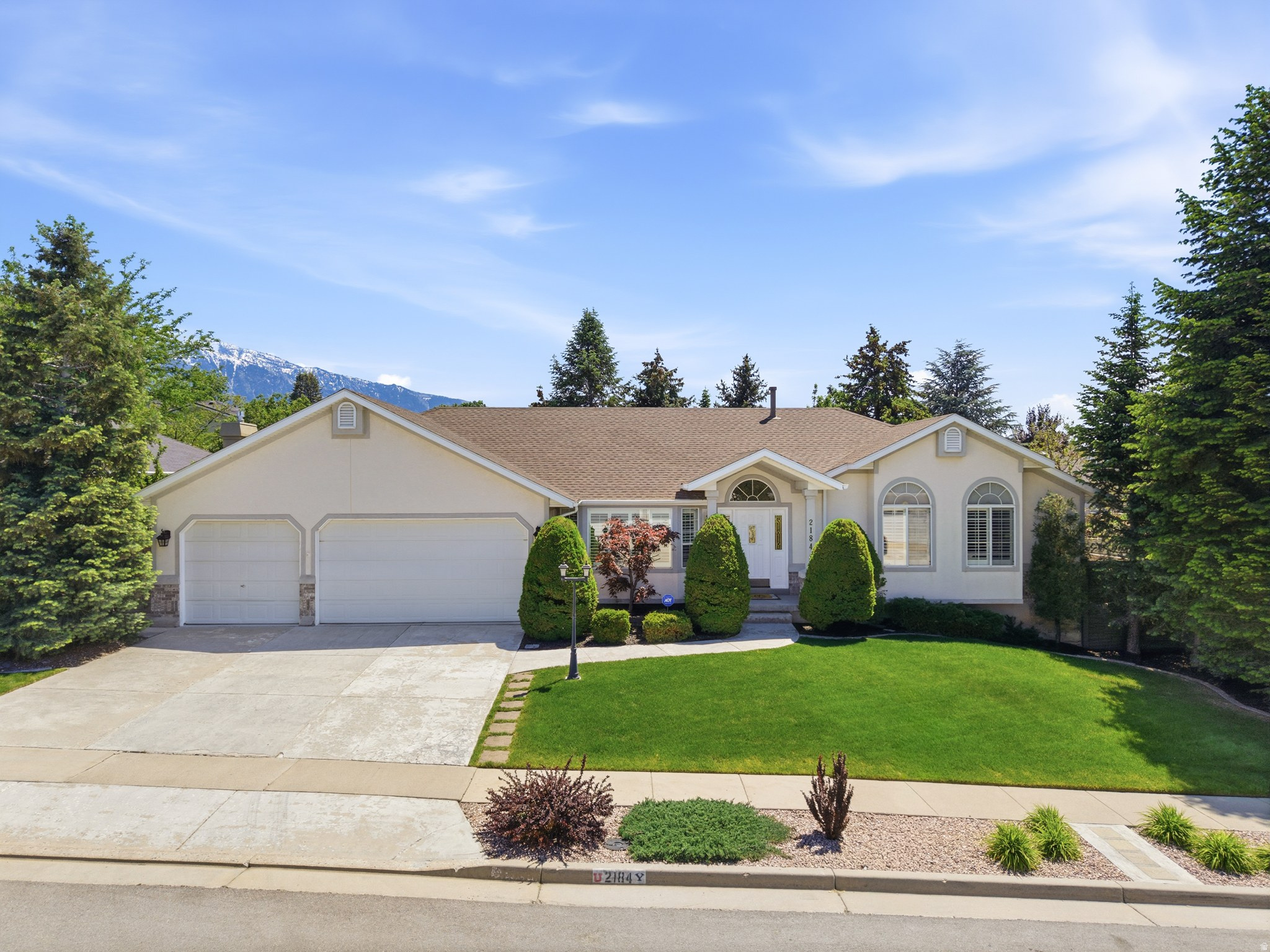 Awesome rambler on quiet cul-de-sac in Cottonwood Heights! Home boasts 5 bedrooms, 3 bathrooms, updated kitchen, basement kitchen, and very large living spaces! Beautifully landscaped yard, spectacular mountain views, and meticulously maintained. Amazing location! In 30 minutes, you are to 2 different major ski resorts, downtown Salt Lake is a quick 17 minute drive, you are minutes from the 215 which makes commuting a breeze, and close to all amenities!. Call agent for more info, or to schedule your private showing!