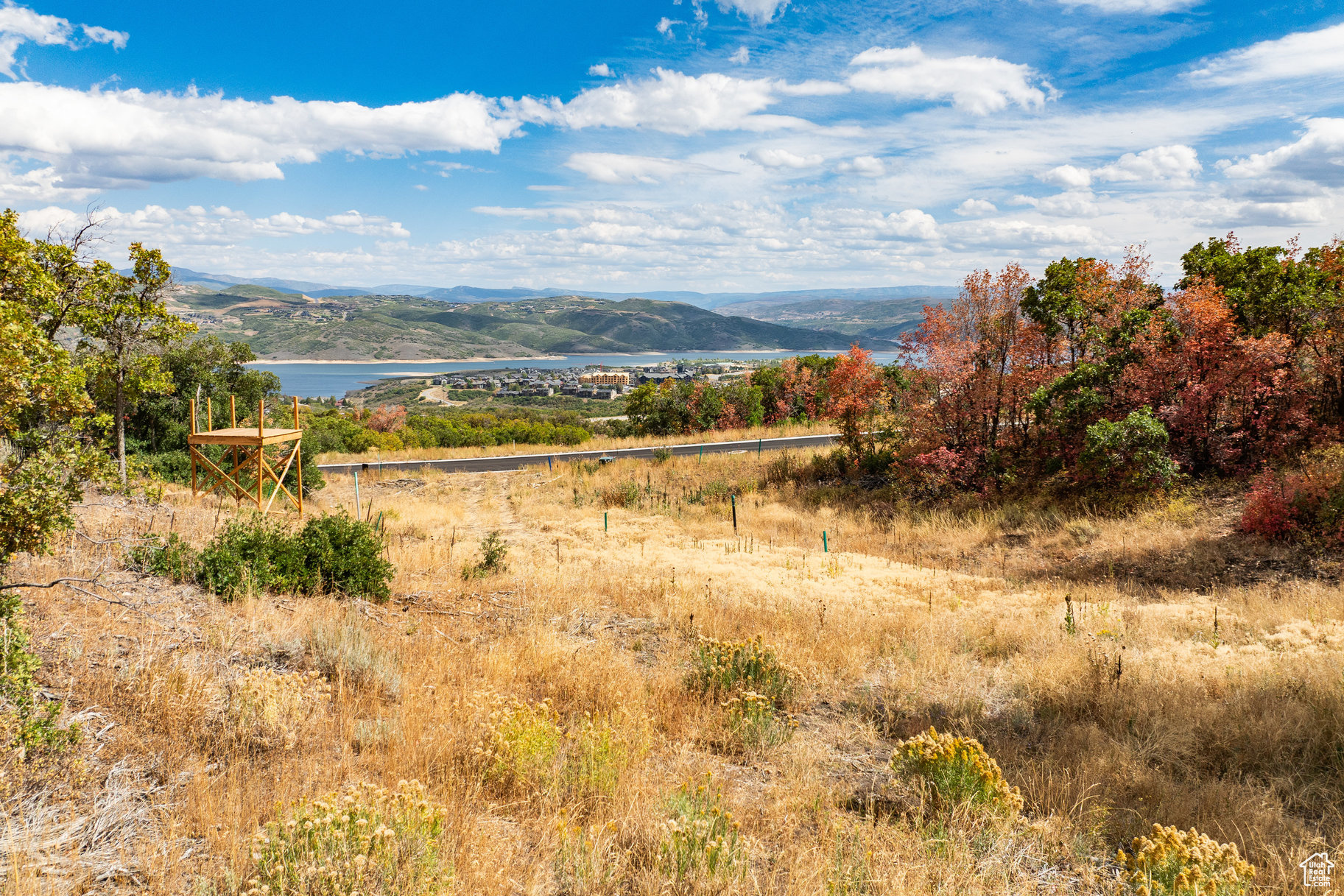 Estate Lot 22 at Velvre is a coveted downhill homesite offering expansive views of the Jordanelle Reservoir and the surrounding alpine terrain. This lot is ideal for those seeking seamless indoor-outdoor living with elevated main-level views within a gated 60-acre enclave. With ski-in, ski-out and bike-in, bike-out access through the community's trail system, Lot 22 combines mountain adventure with panoramic views and seamless access to Velvre's five-star amenities. Here, owners enjoy exclusive access to Club Velvre, a wellness-focused alpine club with state-of-the-art fitness center, dining options, game rooms, gear valet, pools, and more--all in a private mountain enclave where luxury and all-season adventure come together.