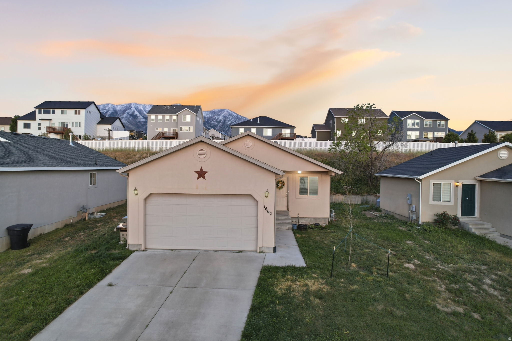 A single family home under $450,000 with NO HOA! This 4 bedroom 2 bathroom home is close to all of the amenities that Spanish Fork has to offer and the mountains as well.A single family home under $450,000 with NO HOA! The sellers have liked the open floor plan upstairs, the vaulted ceilings, having a second gathering space downstairs, having a laundry room, and a neighborhood park with access right across the street.