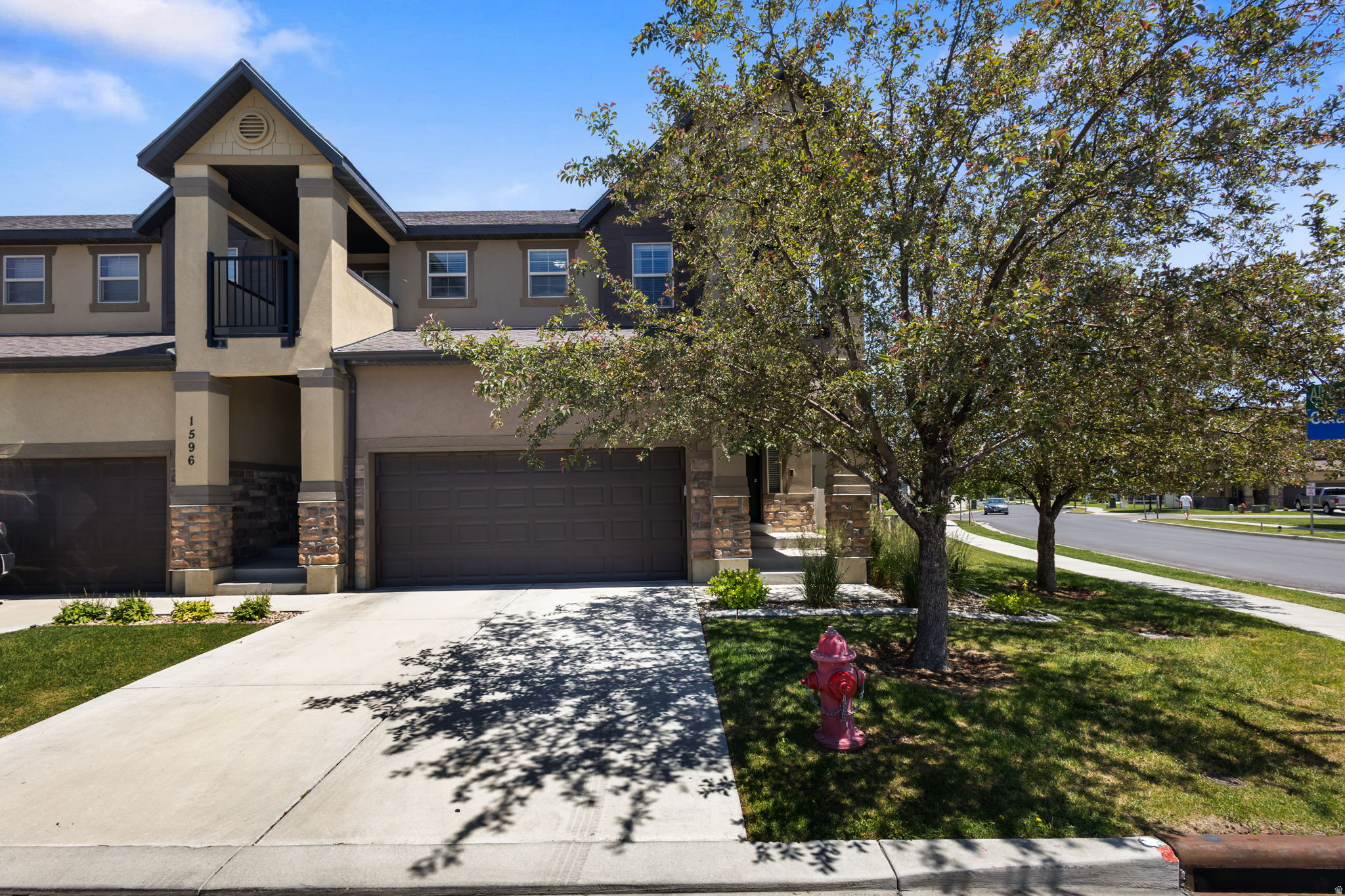 This elegant townhouse offers a perfect blend of modern convenience and comfortable living. Located just minutes away from vibrant shopping districts, you'll enjoy easy access to boutiques, restaurants, and daily essentials. The home boasts a spacious interior with an open-concept layout, providing ample room for relaxation and entertaining. Large windows flood the space with natural light, highlighting the high ceilings and sleek finishes. With multiple bedrooms, a sleek kitchen, and cozy living areas, this townhouse is ideal for families or professionals seeking both comfort and convenience. Plus, a private outdoor space offers a quiet retreat after a busy day.