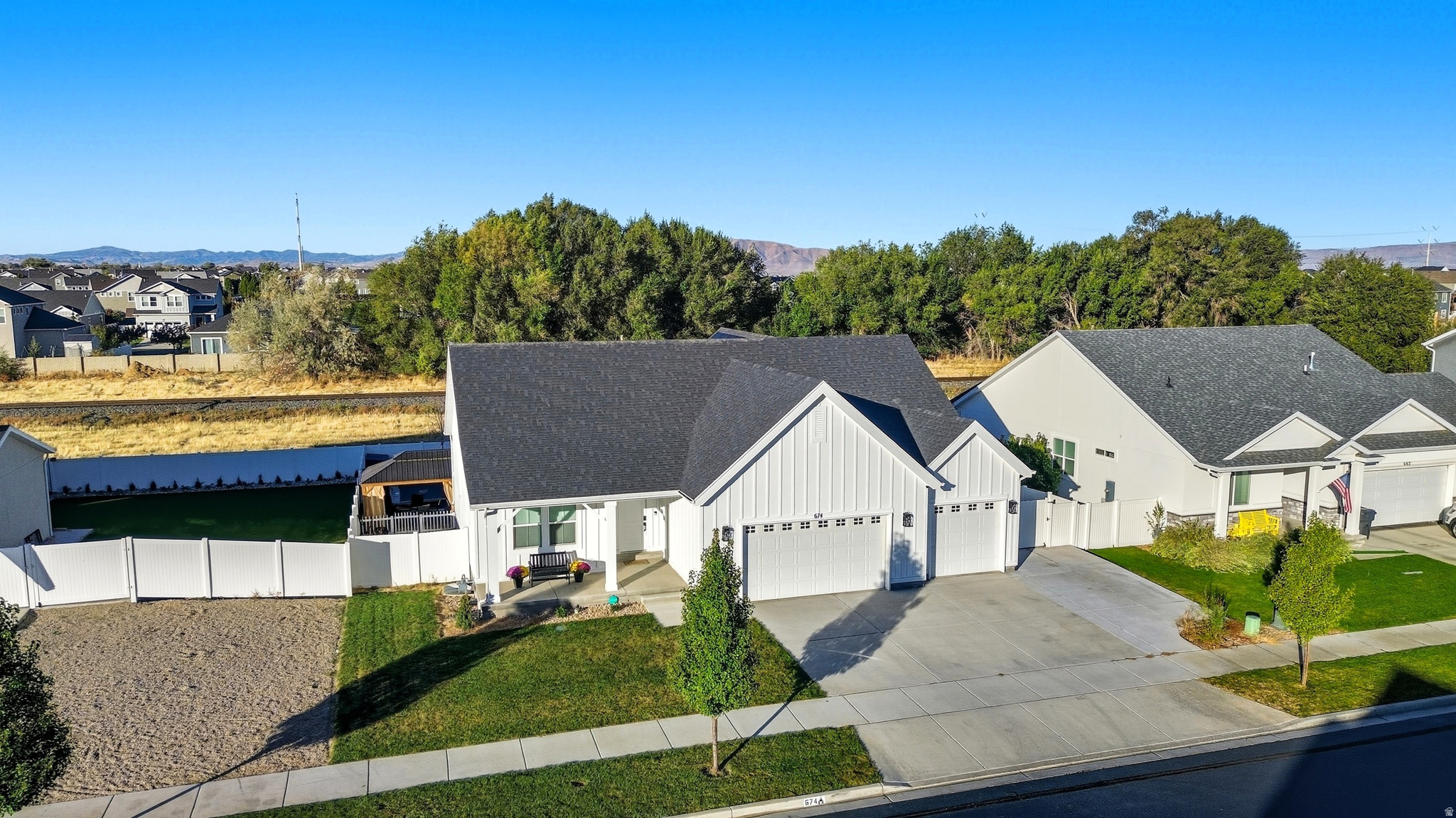 MAPLETON GROVE - Residential