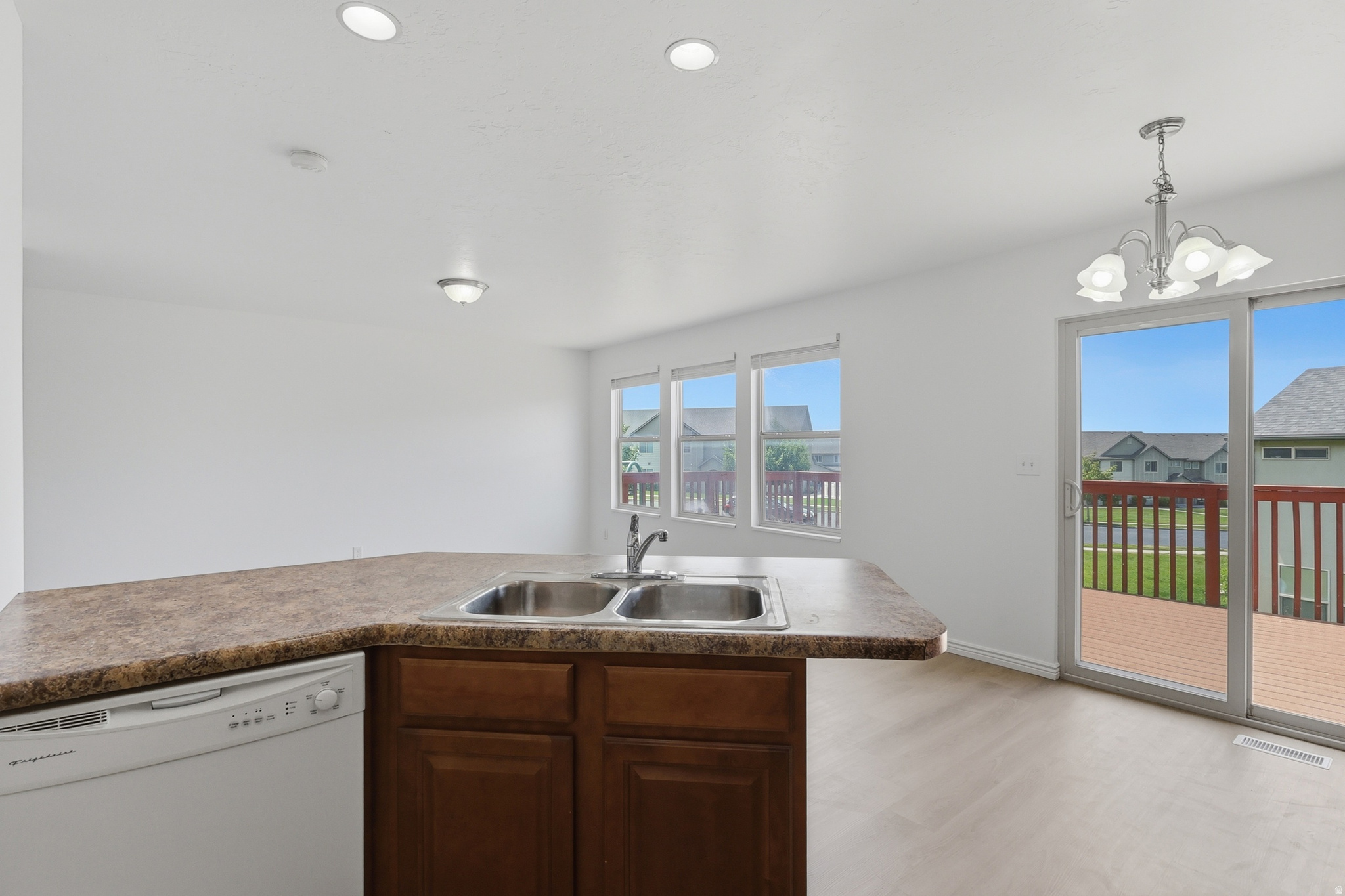 WHISPERING WILLOW - Residential