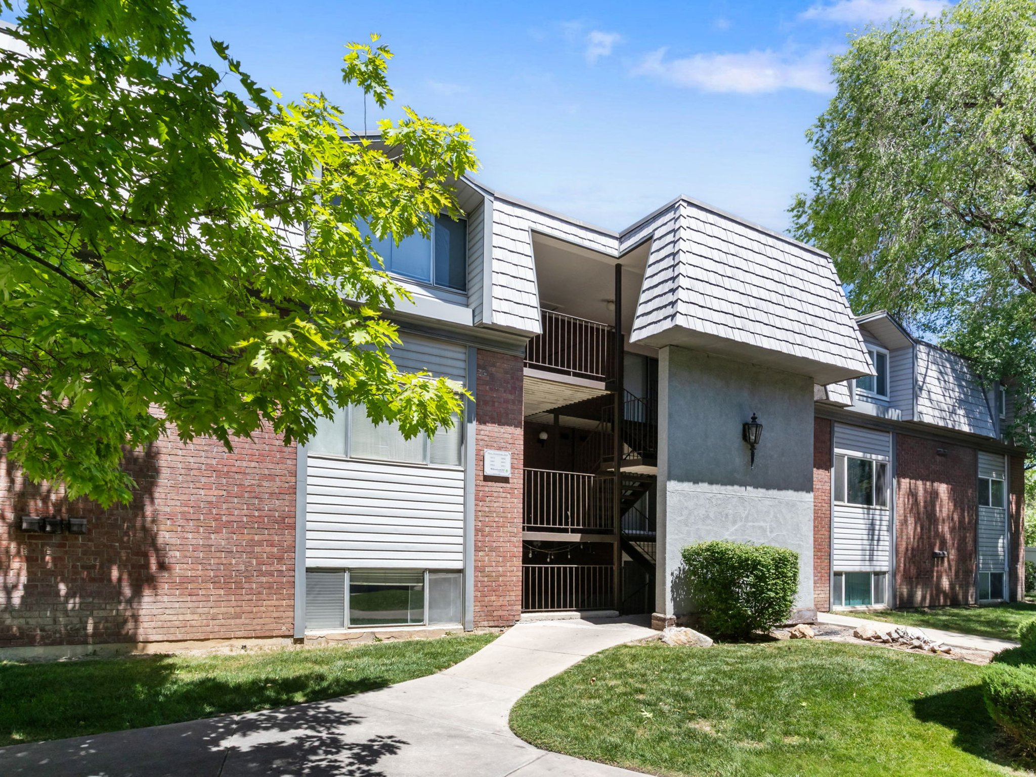 WILLOWBROOK HILL CON - Residential