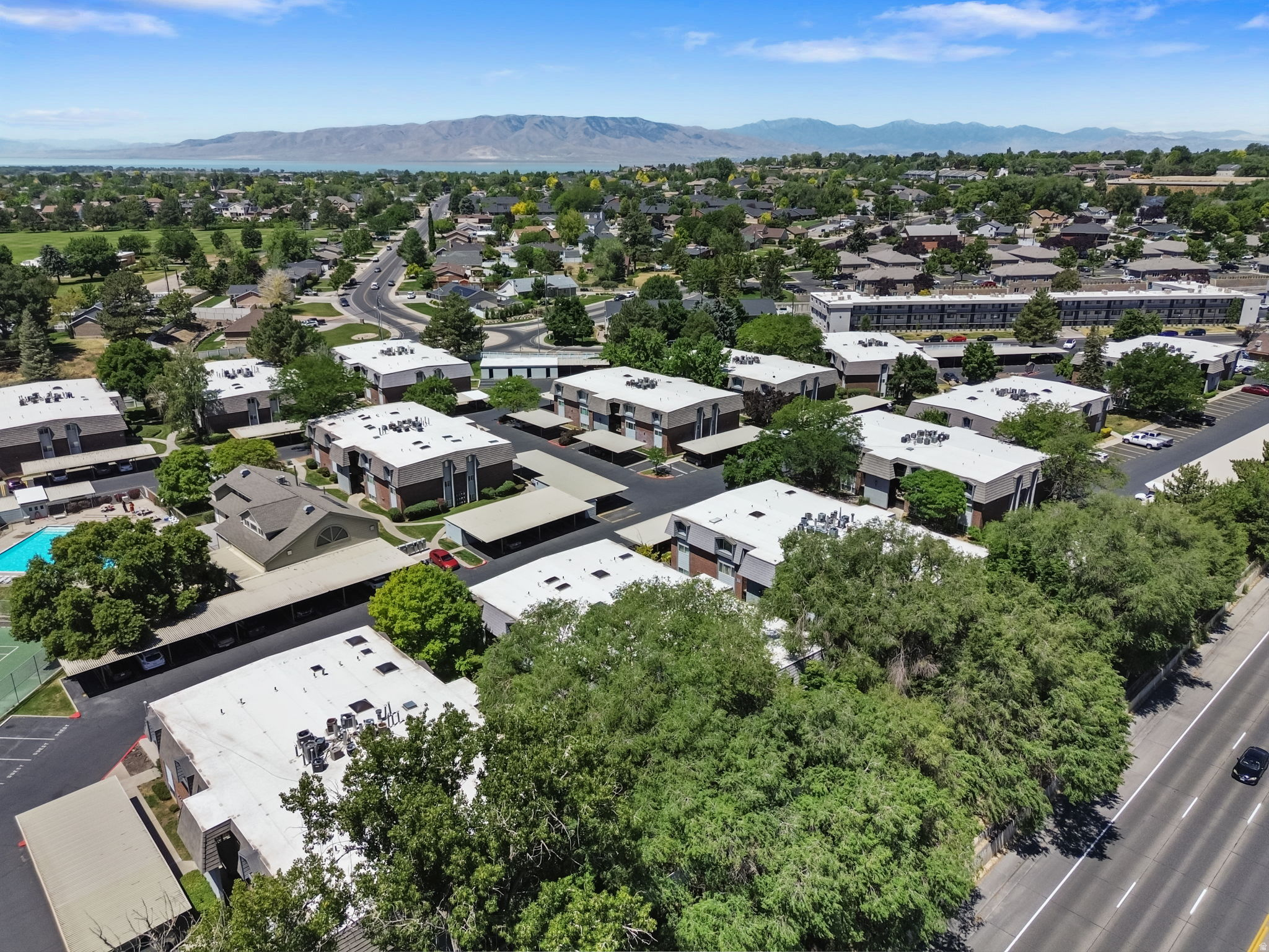 WILLOWBROOK HILL CON - Residential