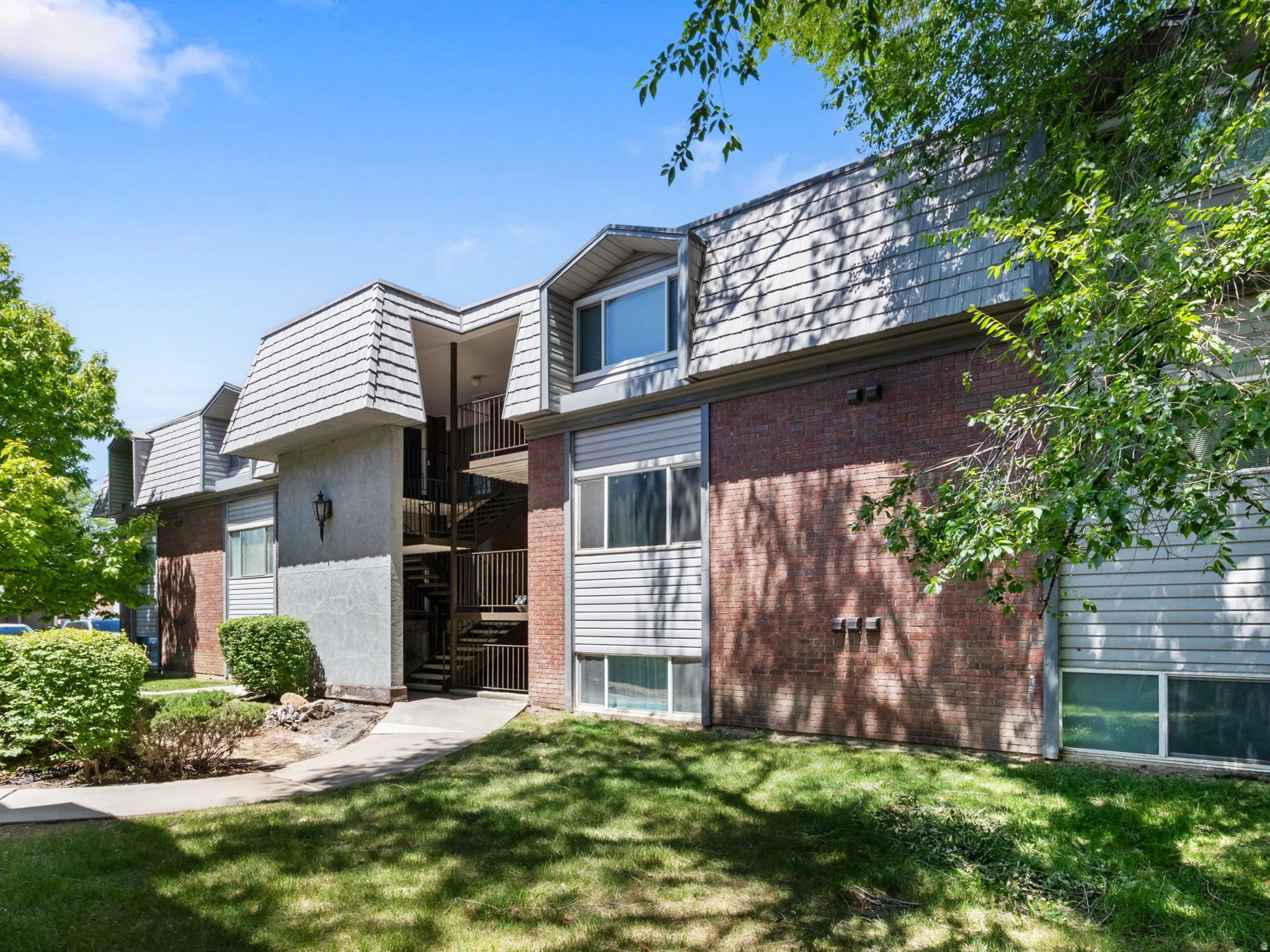 WILLOWBROOK HILL CON - Residential