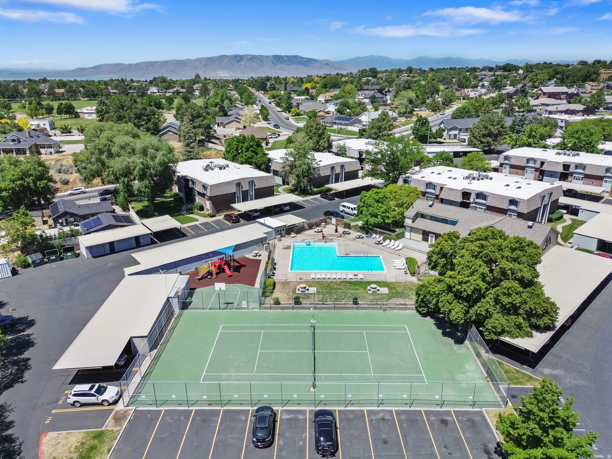 WILLOWBROOK HILL CON - Residential