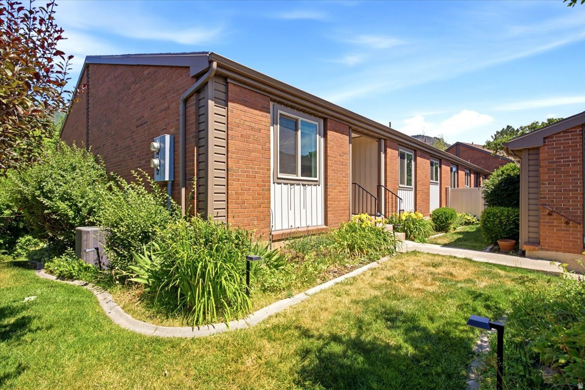 COUNTRY OAKS - Residential
