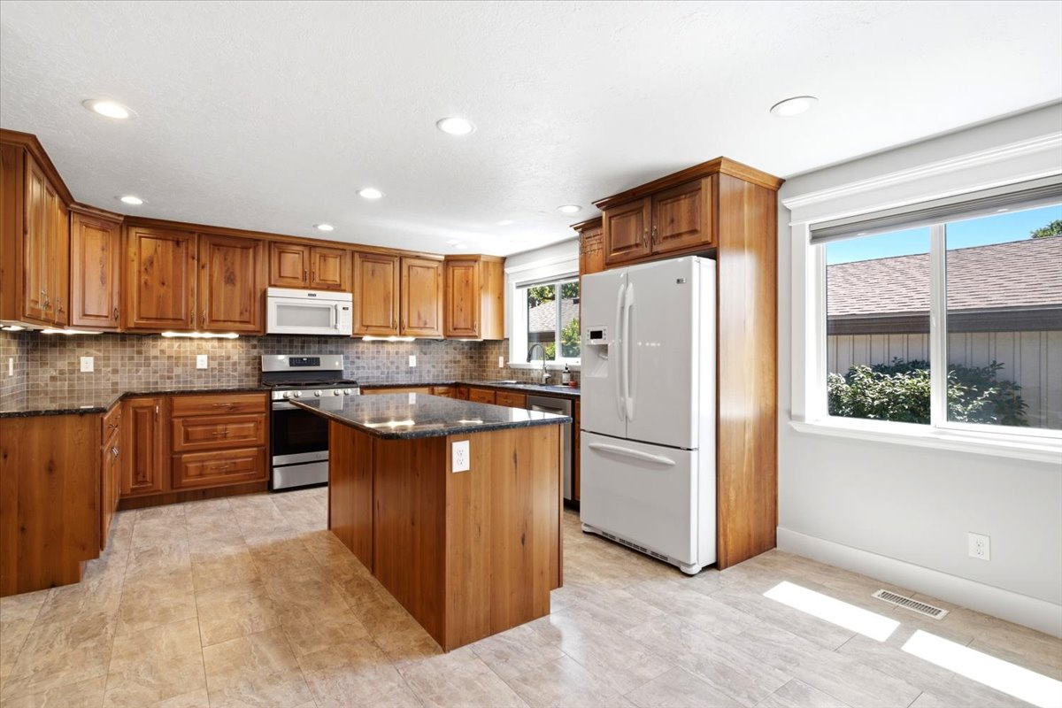 COUNTRY OAKS - Residential