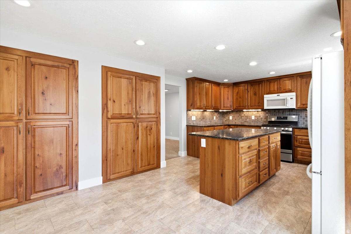 COUNTRY OAKS - Residential