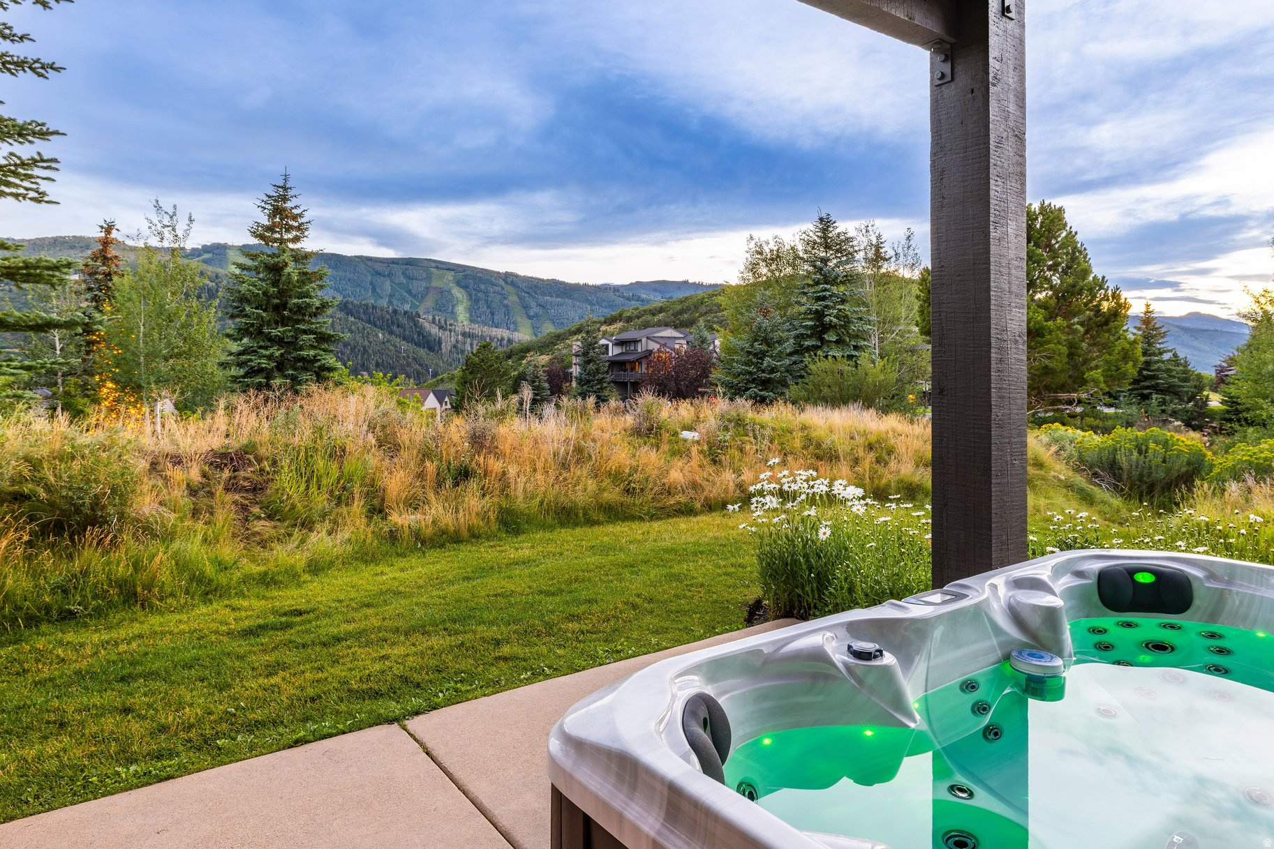 APRIL MOUNTAIN - Residential